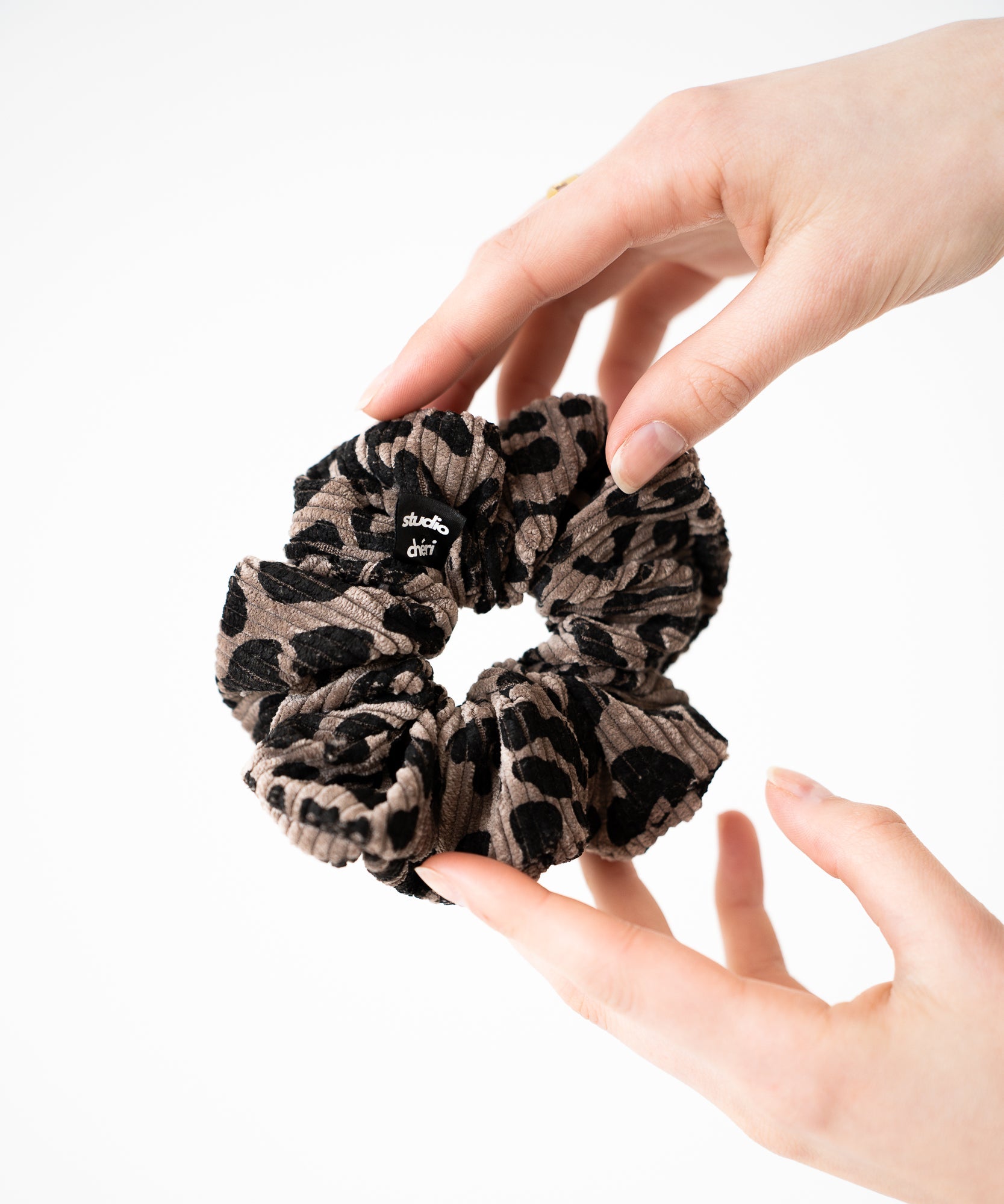 Bailey - Cord Scrunchie mit Leomuster - Braun - Studio Chéri