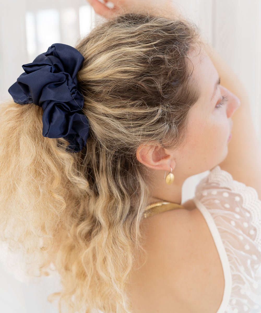 CLAIRE - Satin Scrunchie | Navy - Blau - Fizz & Femme