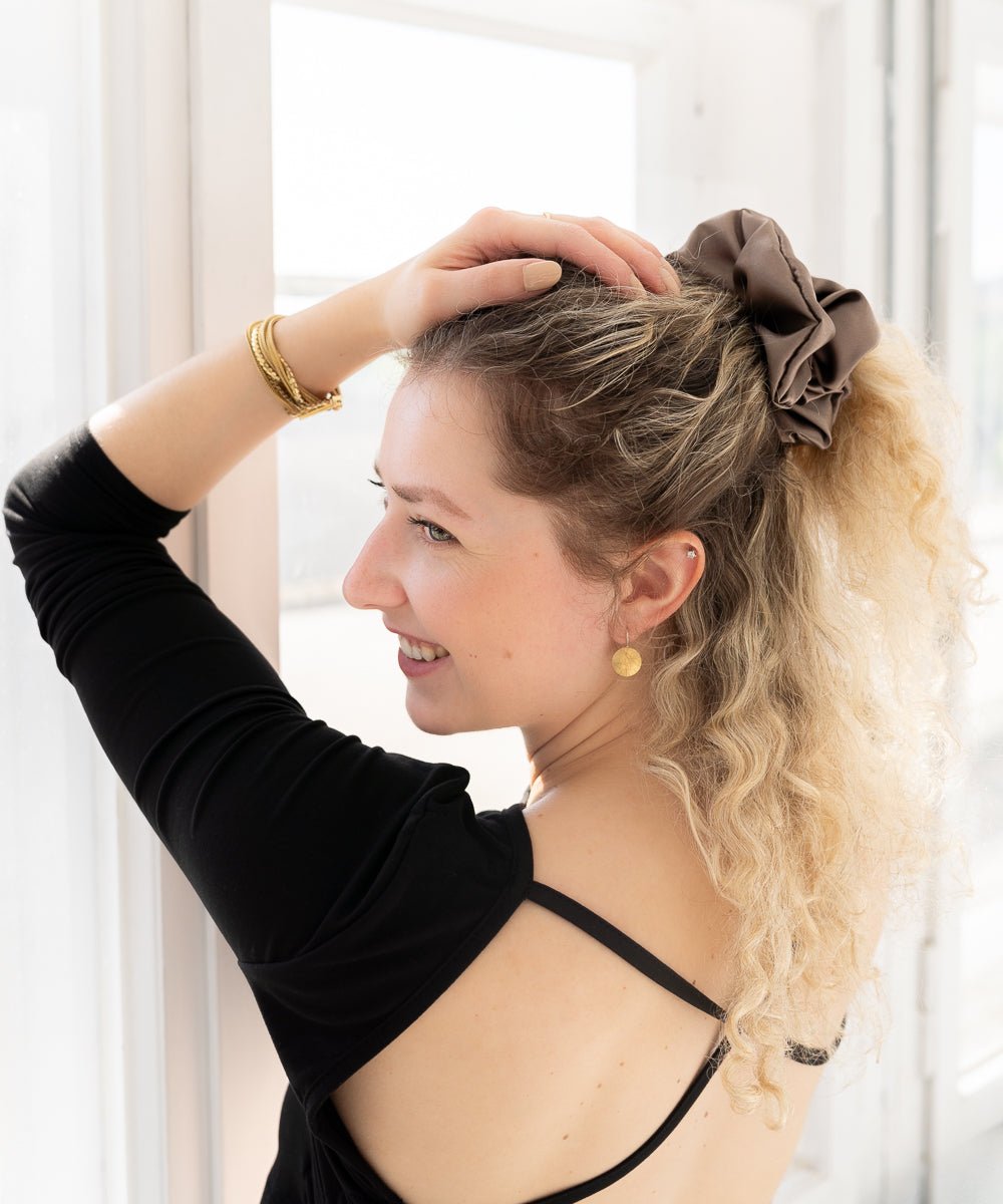 CLAIRE - Satin Scrunchie | Taupe - Grau - Fizz & Femme
