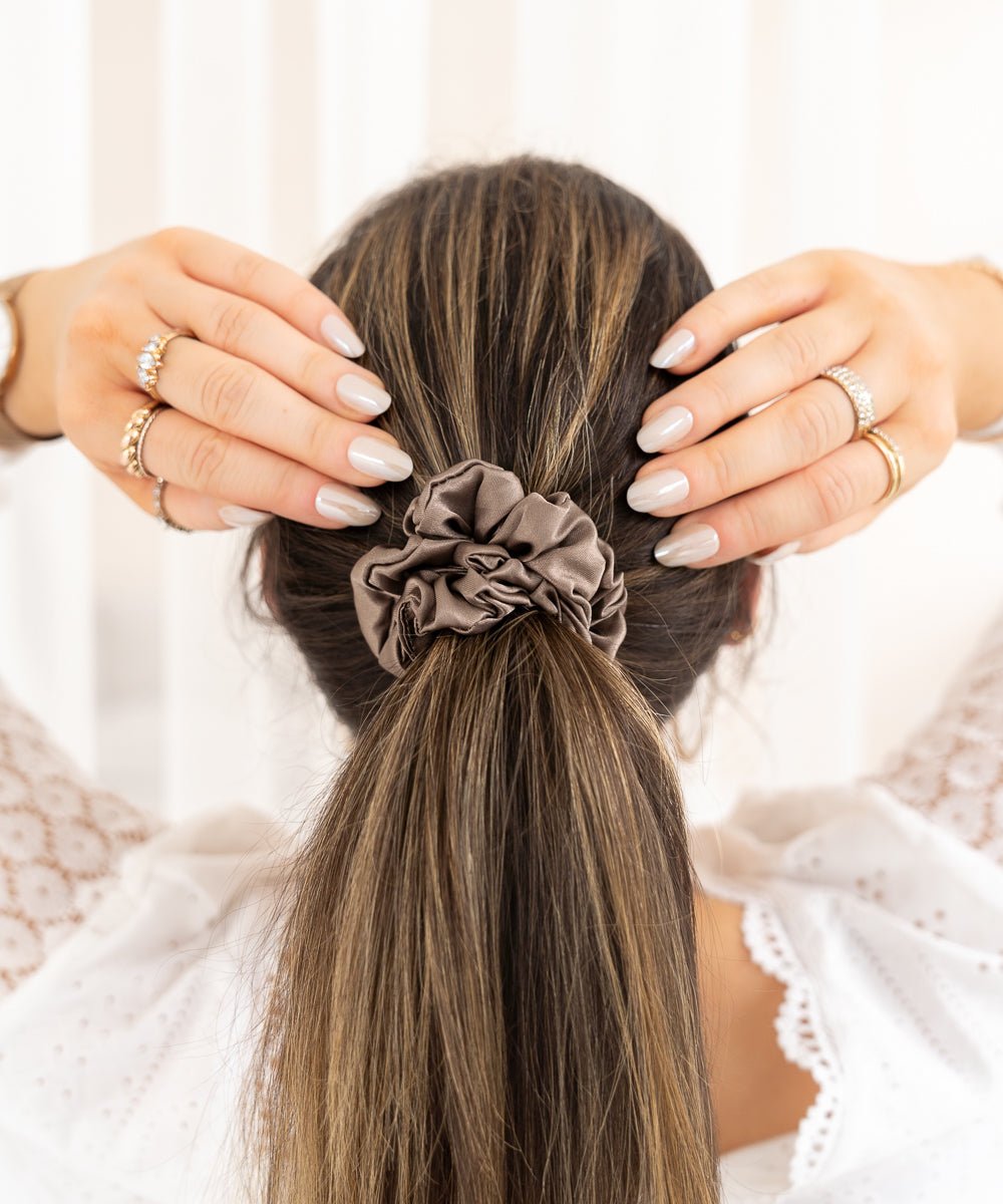 CLAIRE - Satin Scrunchie | Taupe - Grau - Fizz & Femme
