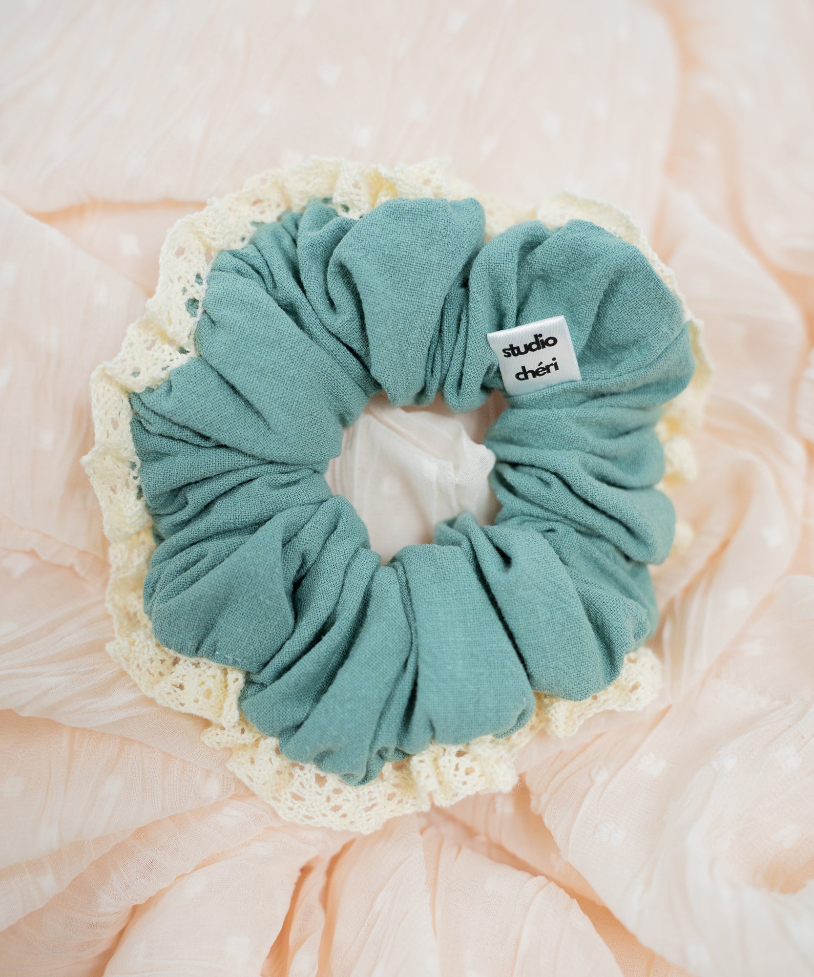 ÉLYSÉE - Scrunchie mit Spitzenrand - Weiß/Blau - Studio Chéri