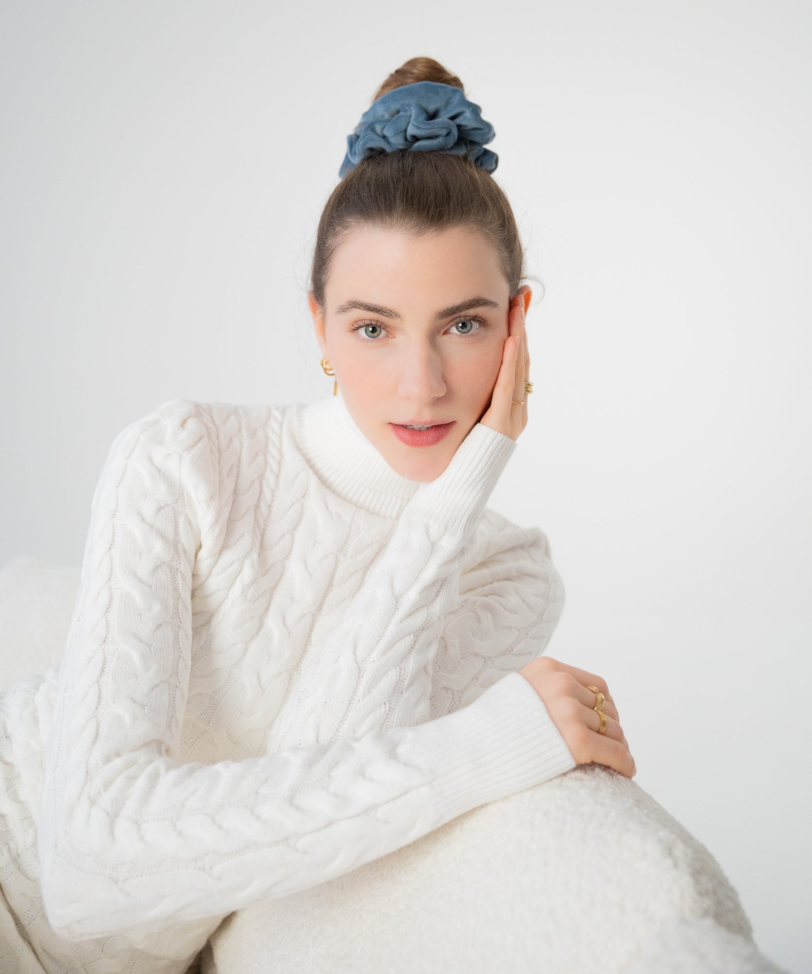 FLUFFY BLUE - Samt Scrunchie - Blau - Studio Chéri
