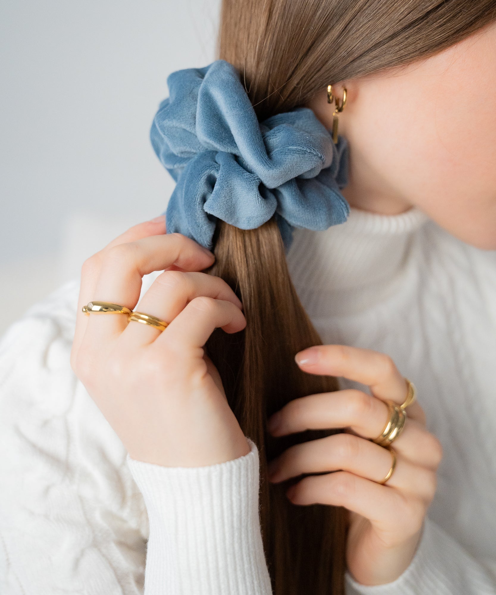 FLUFFY BLUE - Samt Scrunchie - Blau - Studio Chéri
