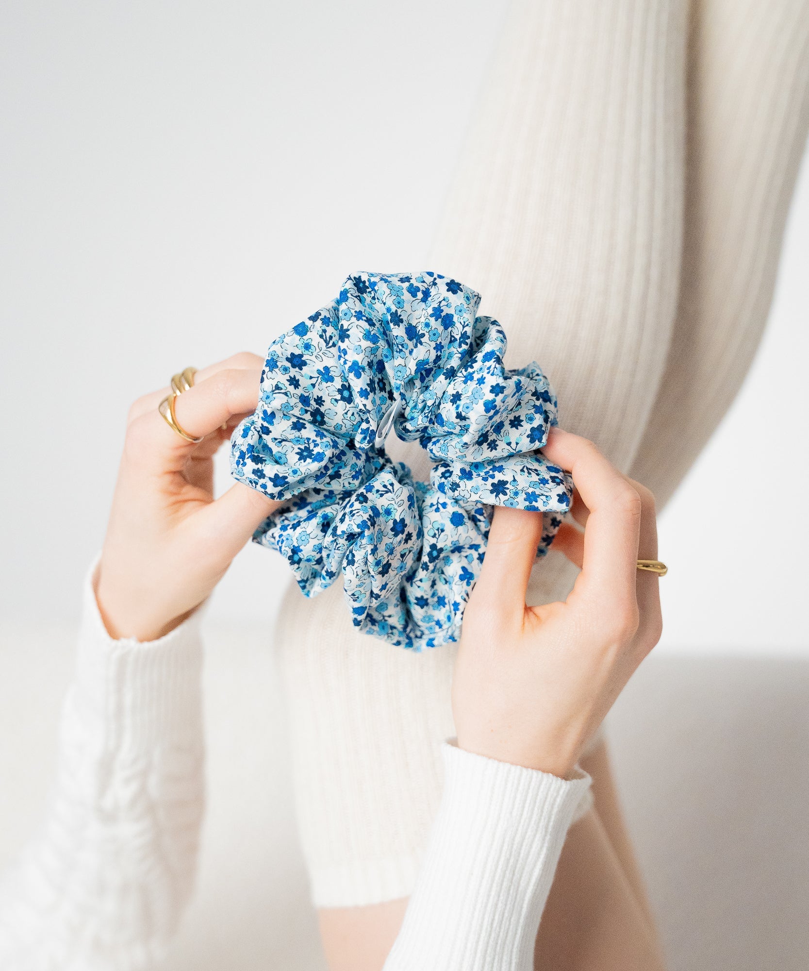 FROST BLOOM - Scrunchie mit Blümchenmuster - Blau - Studio Chéri