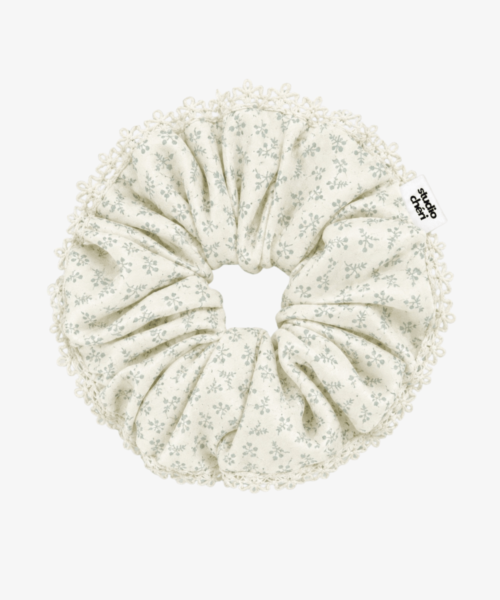 Karma - Scrunchie mit Spitzenrand - Weiß/Blau - Studio Chéri