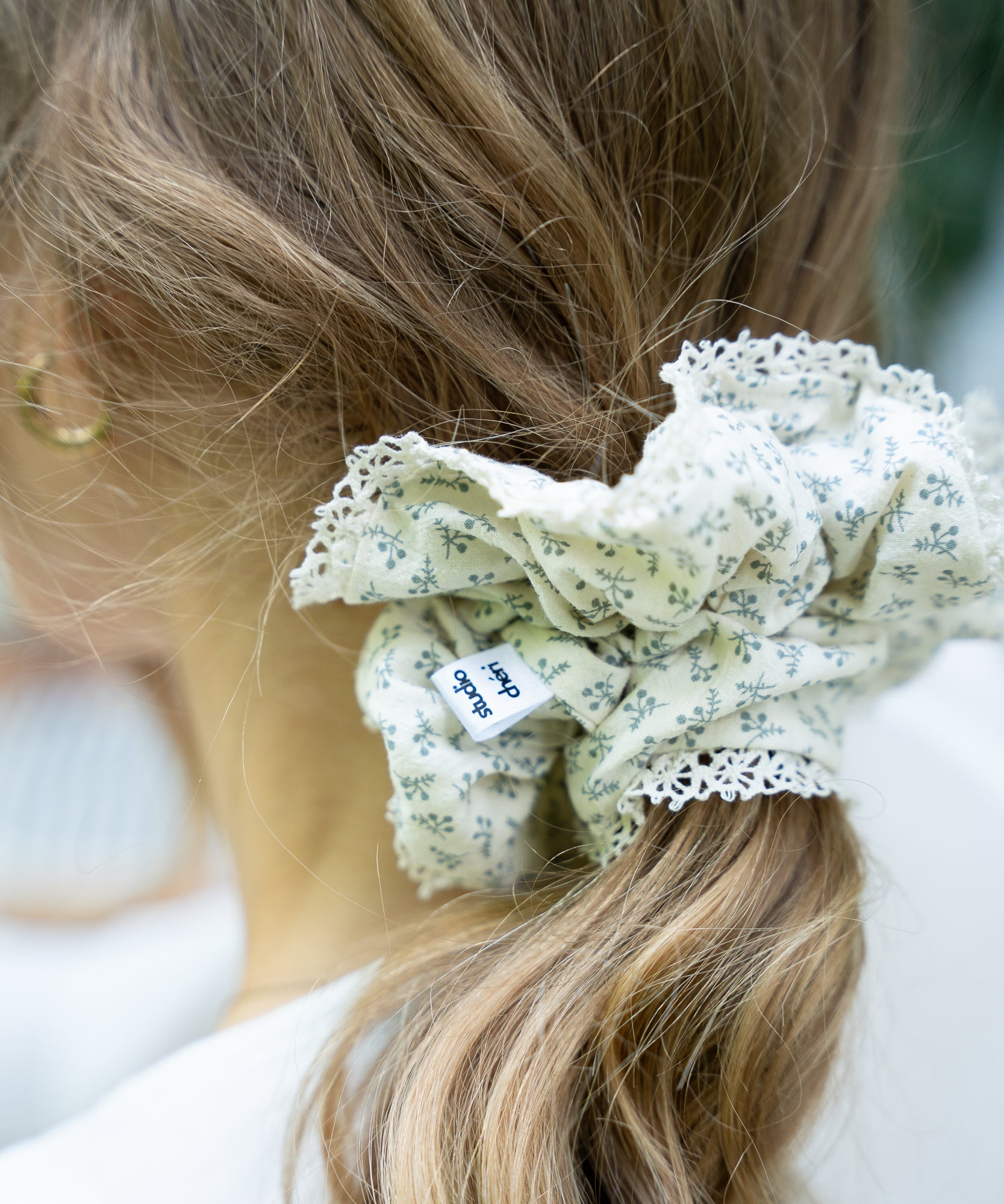 KARMA - Scrunchie mit Spitzenrand - Weiß/Blau - Studio Chéri