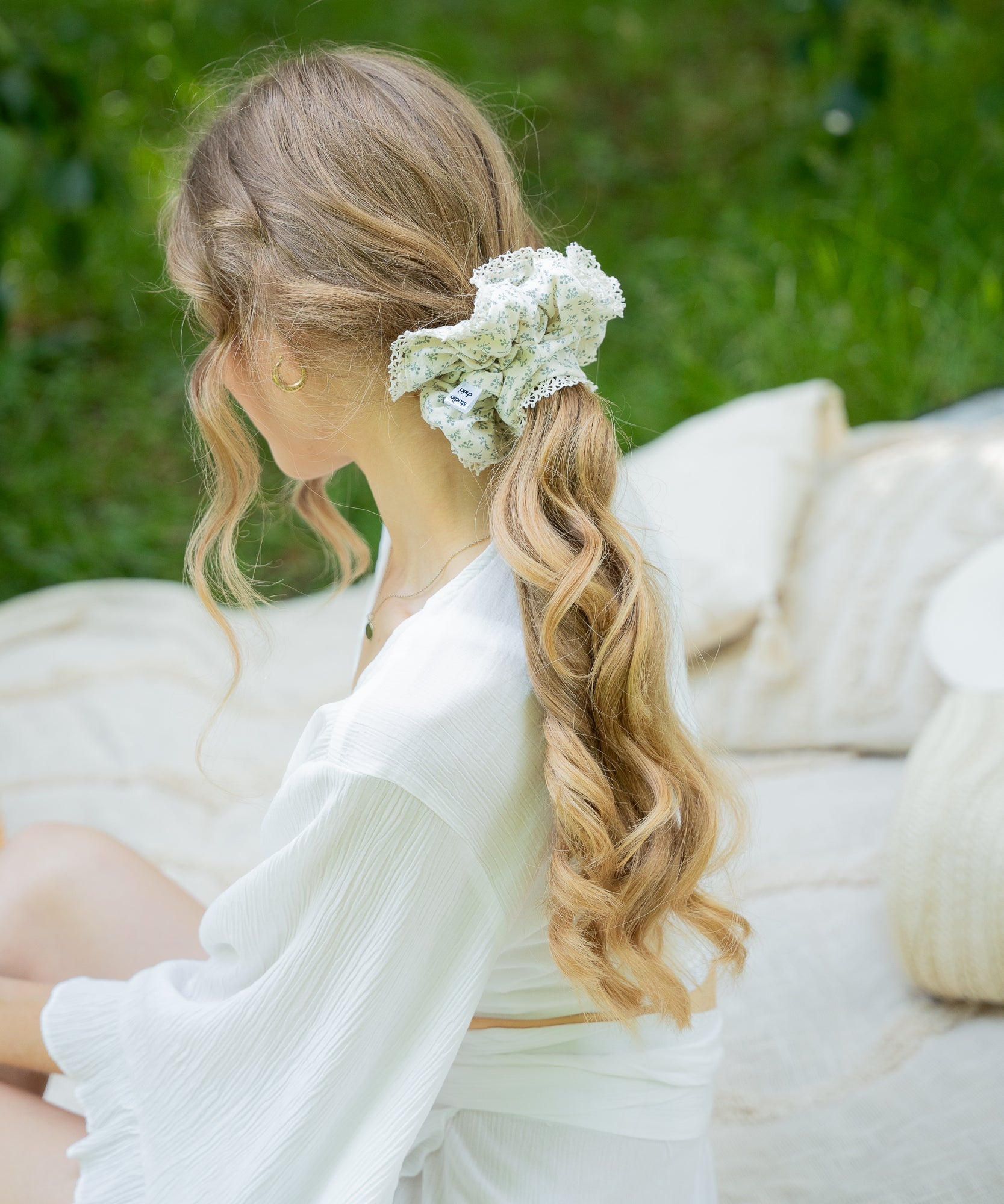 KARMA - Scrunchie mit Spitzenrand - Weiß/Blau - Studio Chéri