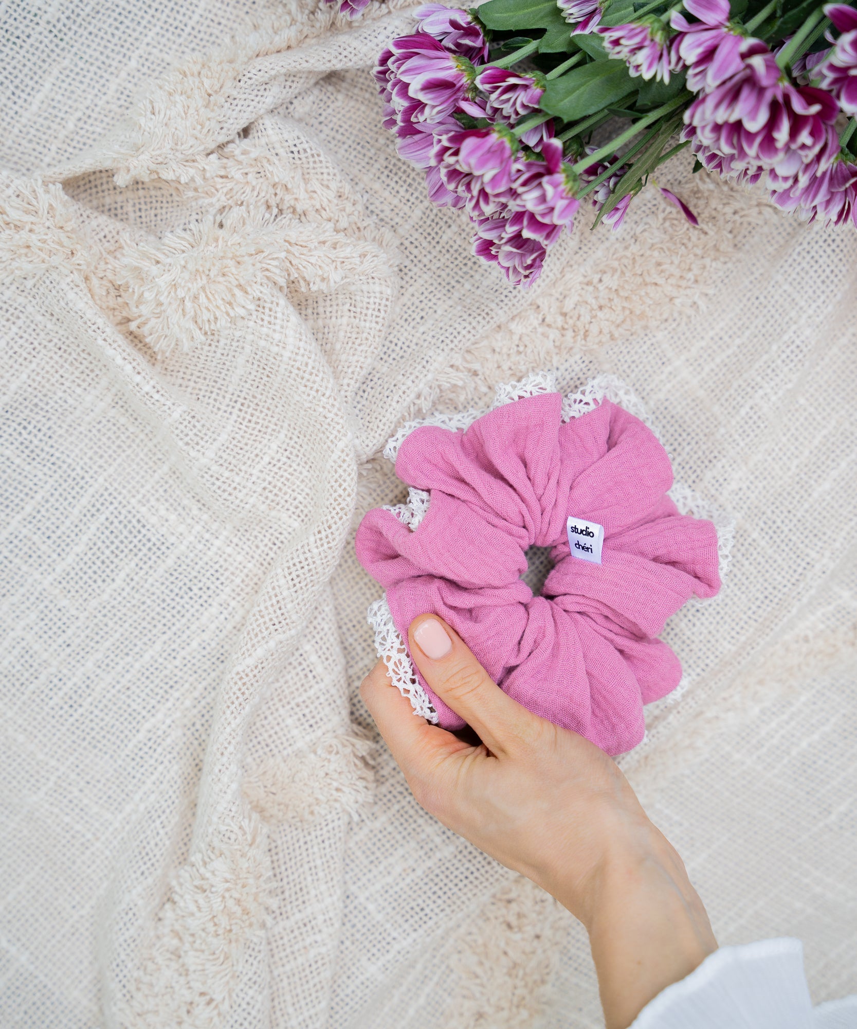 PEACE - Scrunchie mit Spitzenrand - Rosa/Weiß - Studio Chéri