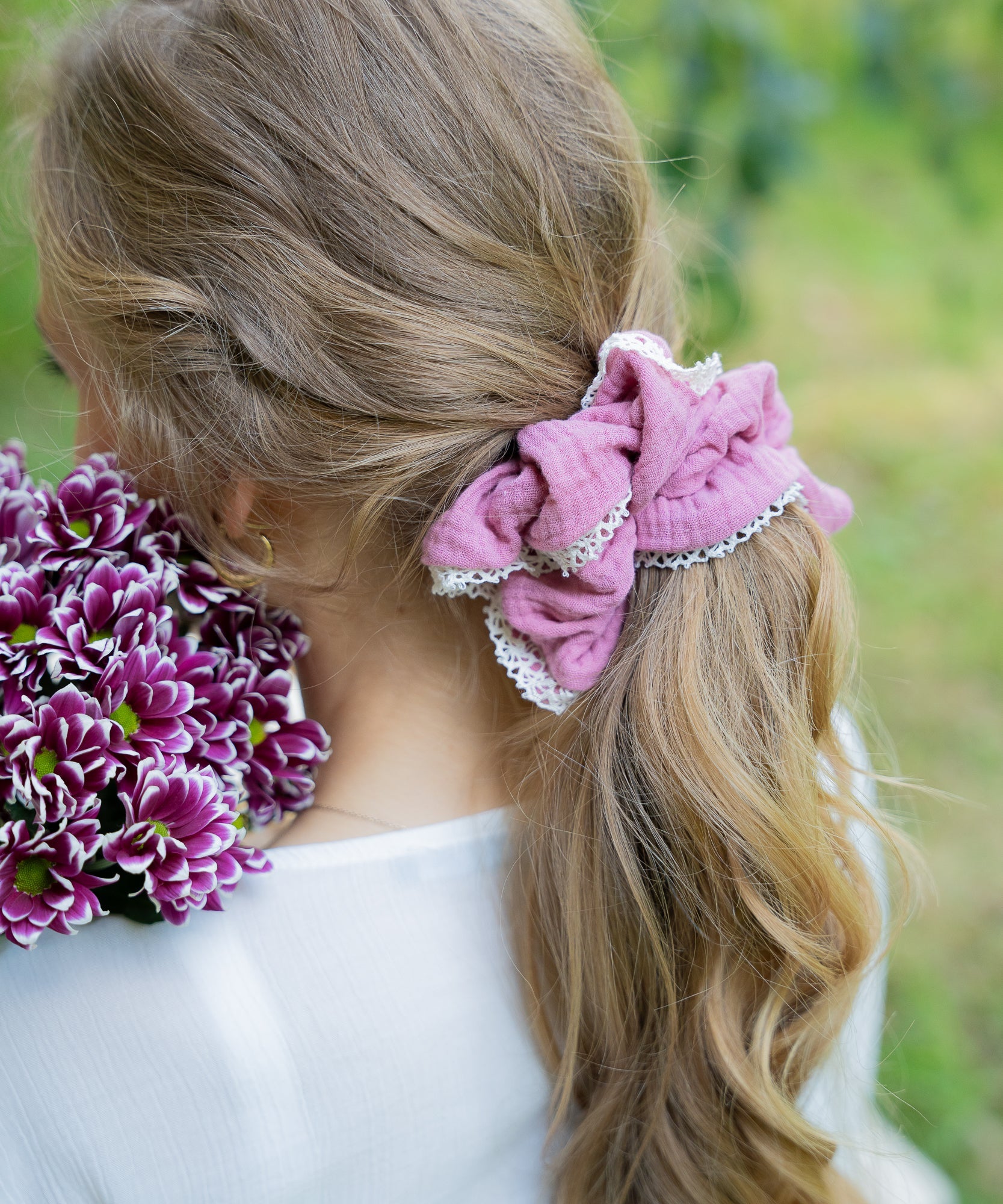 PEACE - Scrunchie mit Spitzenrand - Rosa/Weiß - Studio Chéri