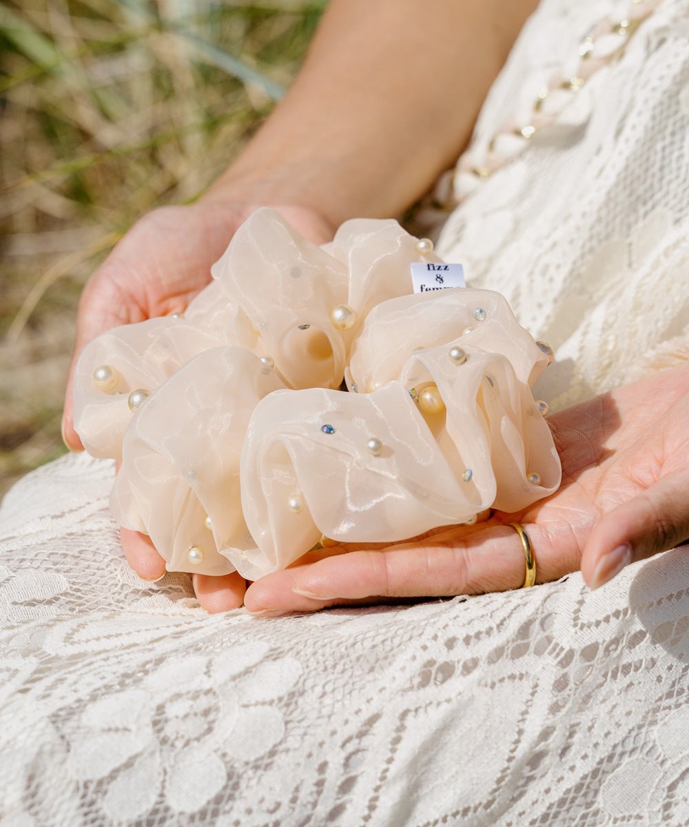 PEARL - Printed Scrunchie - Weiß/Beige - Fizz & Femme