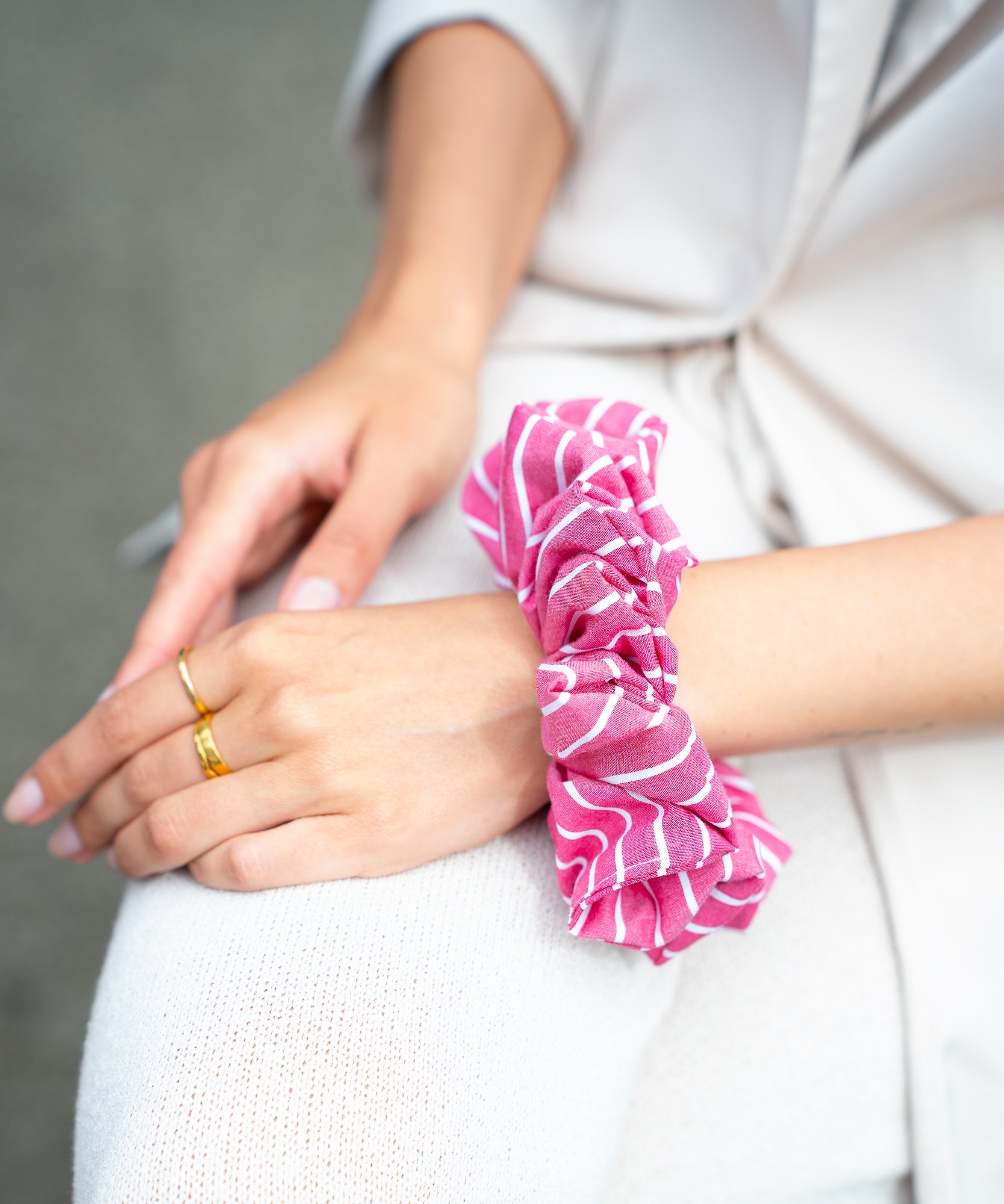 PINK LATTE - Scrunchie mit Streifen - Weiß/Rosa - Studio Chéri