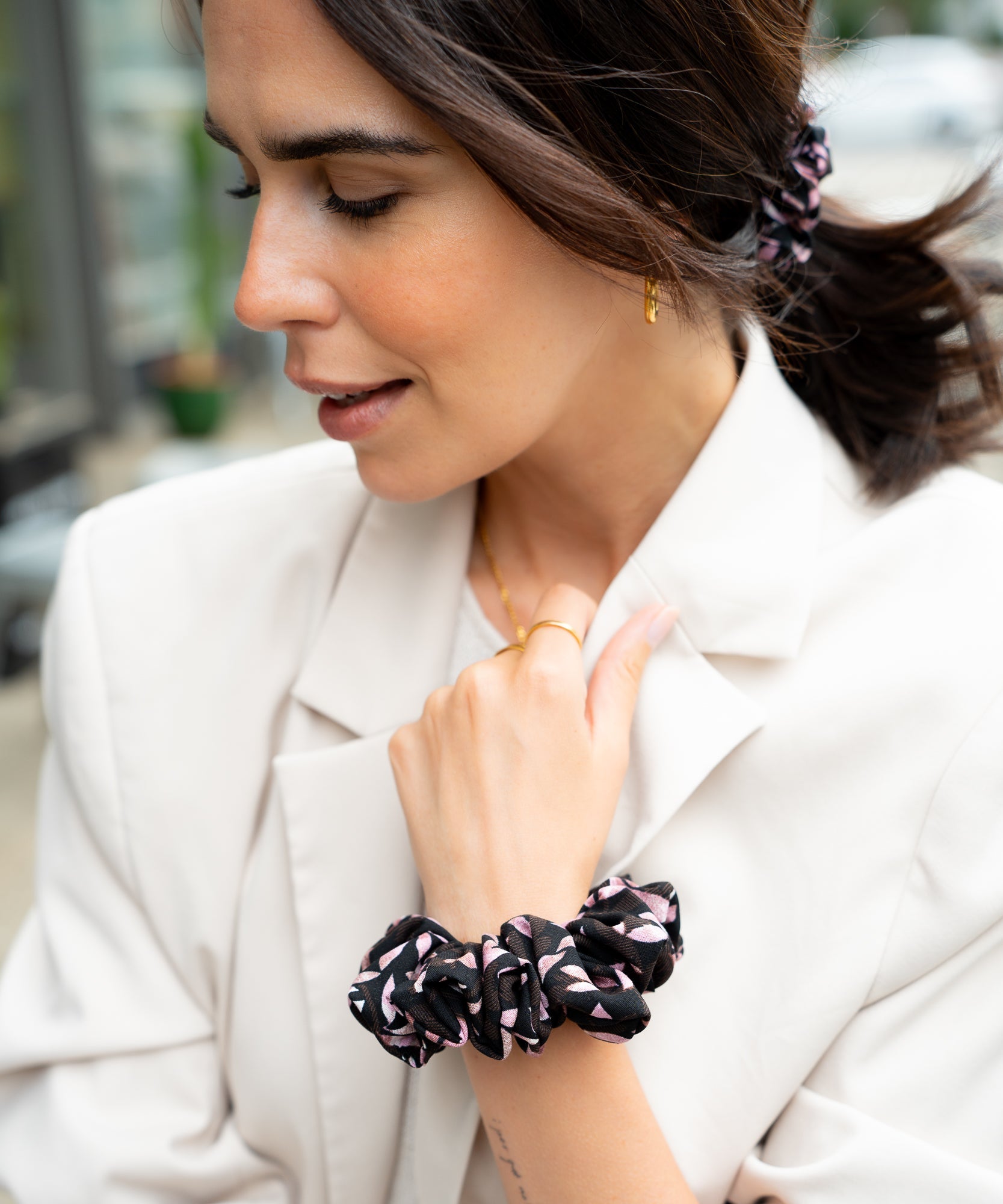 ROSE ESPRESSO - Scrunchie mit Blümchenmuster - Rosa/Schwarz - Studio Chéri