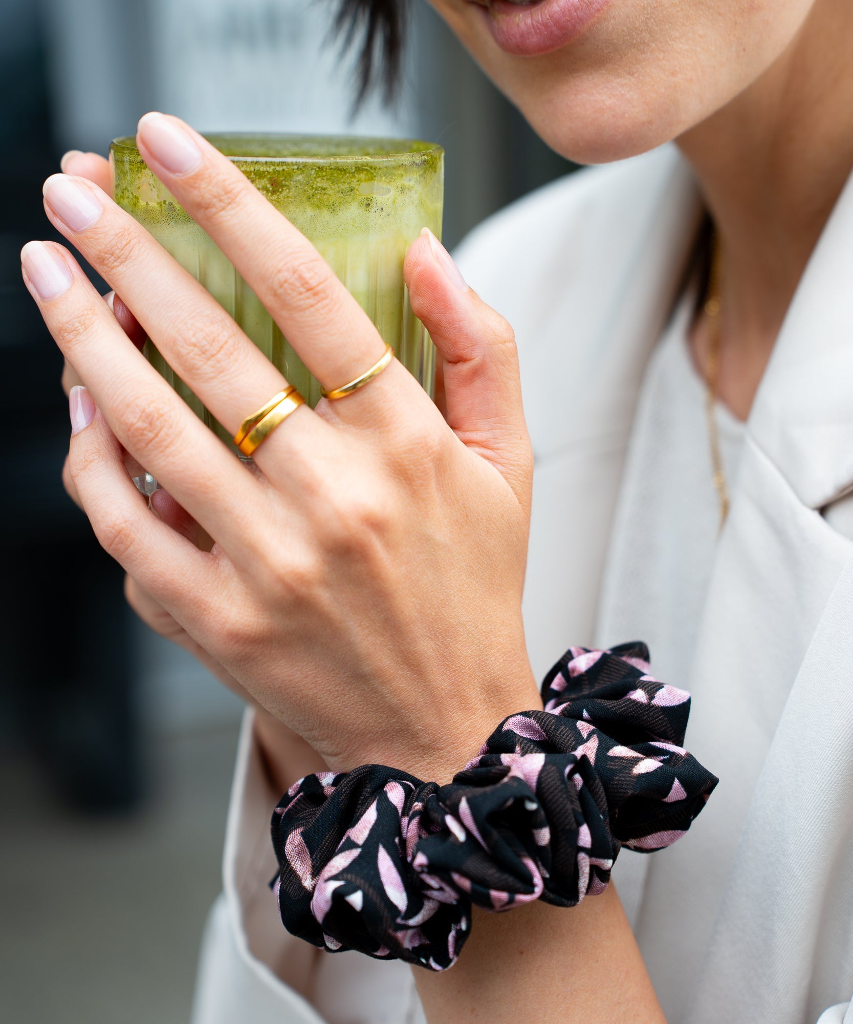 ROSE ESPRESSO - Scrunchie mit Blümchenmuster - Rosa/Schwarz - Studio Chéri