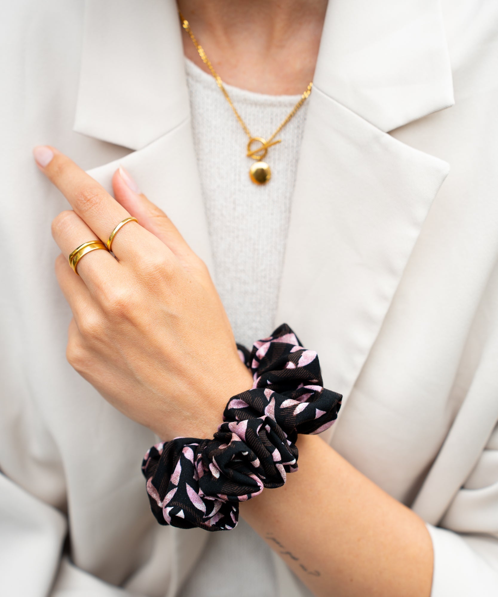 ROSE ESPRESSO - Scrunchie mit Blümchenmuster - Rosa/Schwarz - Studio Chéri
