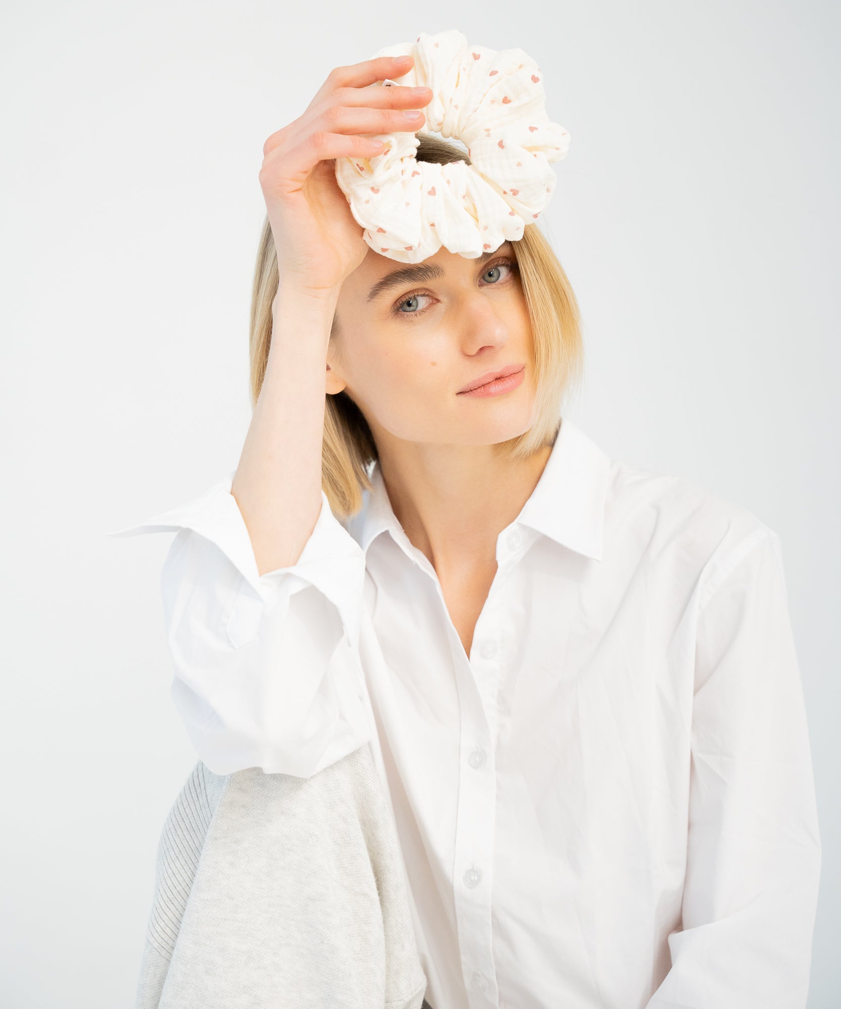 WHISPERED LOVE - Musselin Scrunchie mit Herzen - Weiß/Rot - Studio Chéri