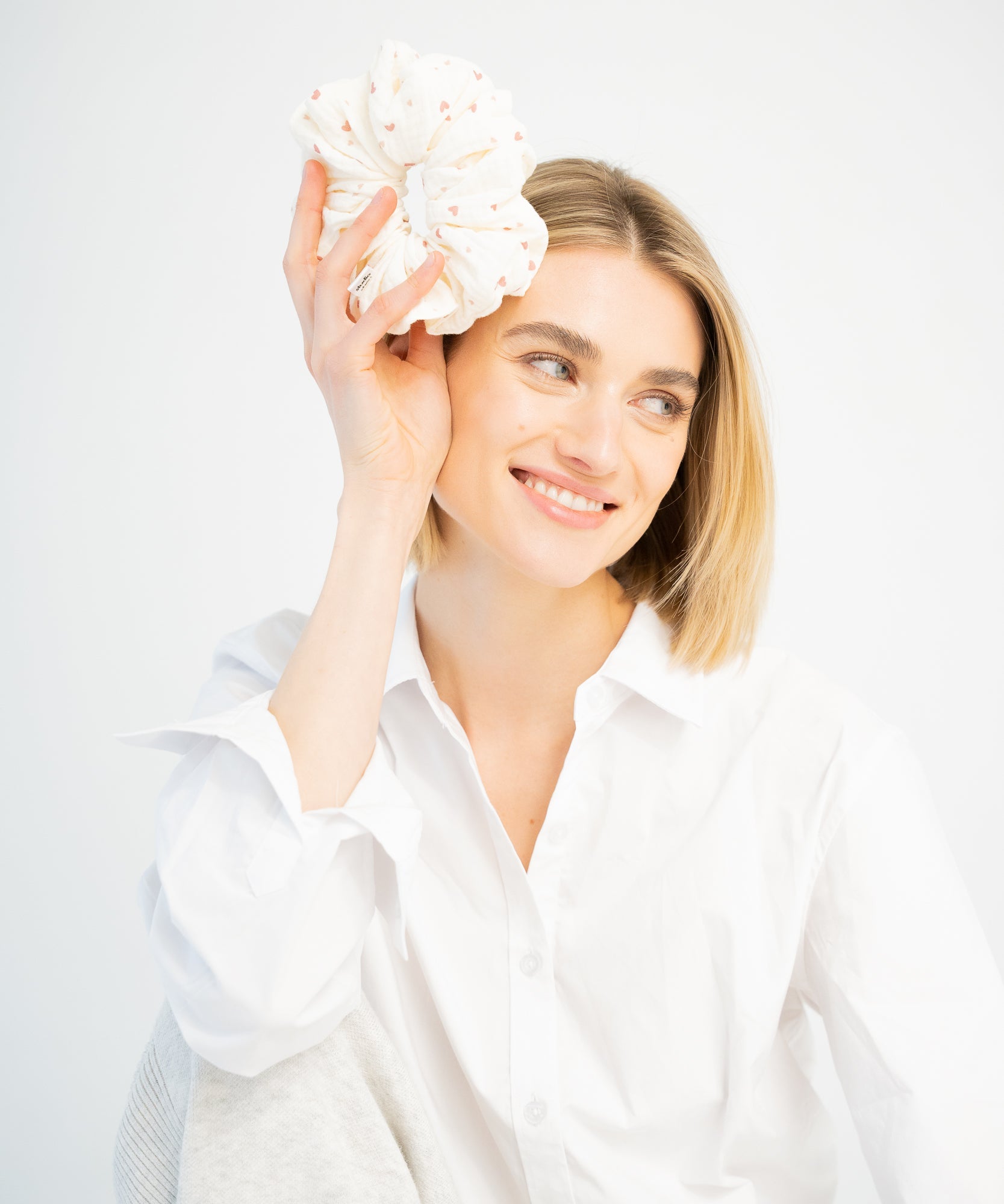 WHISPERED LOVE - Musselin Scrunchie mit Herzen - Weiß/Rot - Studio Chéri