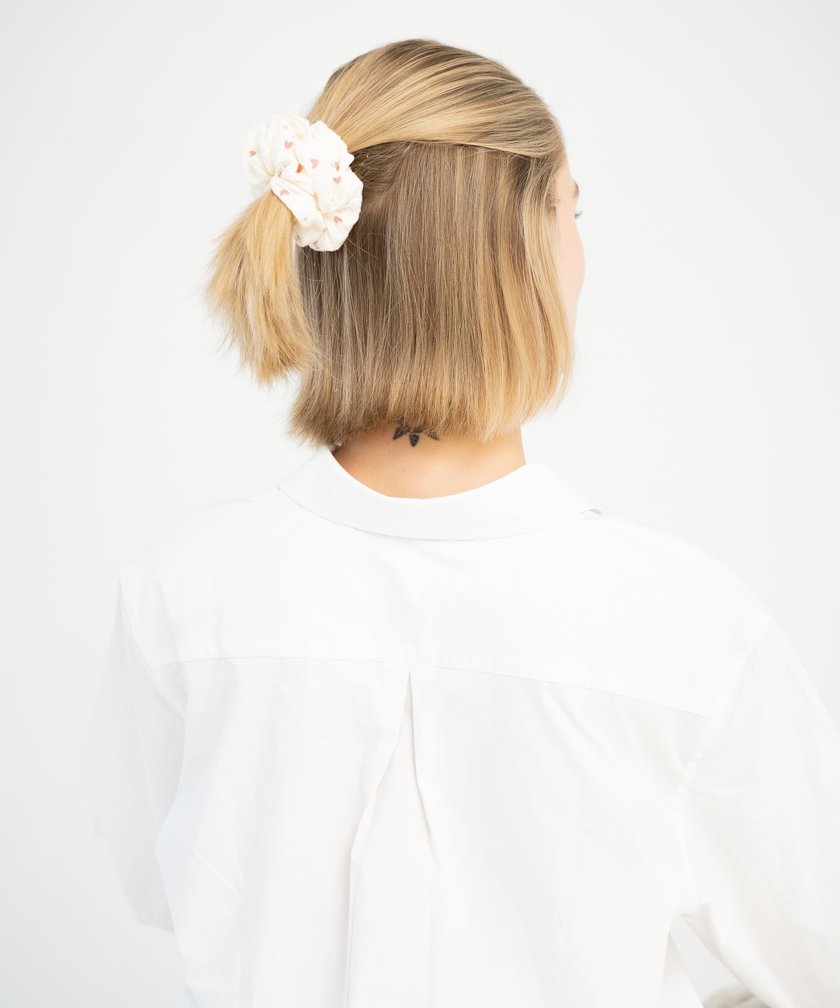 WHISPERED LOVE - Musselin Scrunchie mit Herzen - Weiß/Rot - Studio Chéri