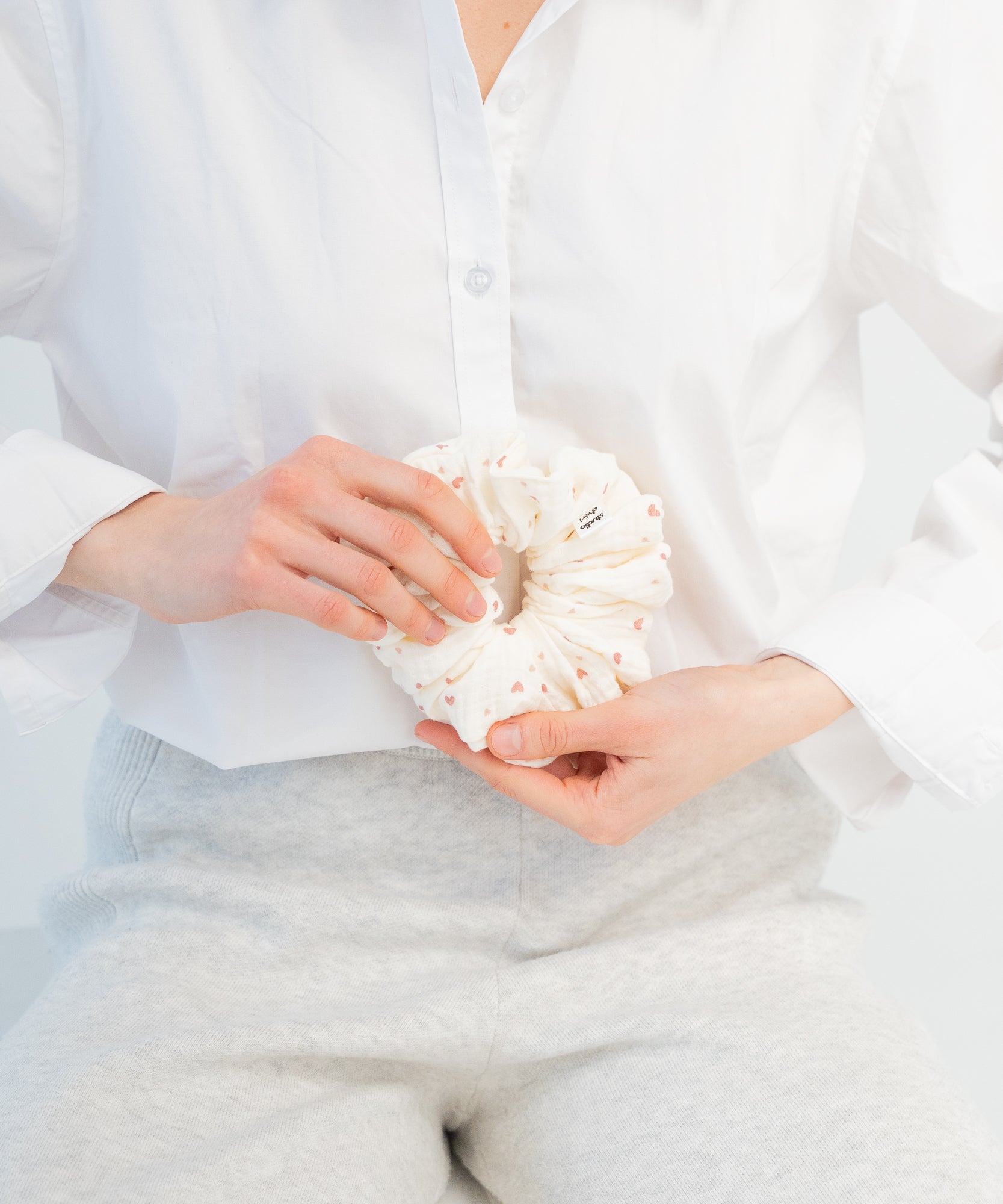 WHISPERED LOVE - Musselin Scrunchie mit Herzen - Weiß/Rot - Studio Chéri