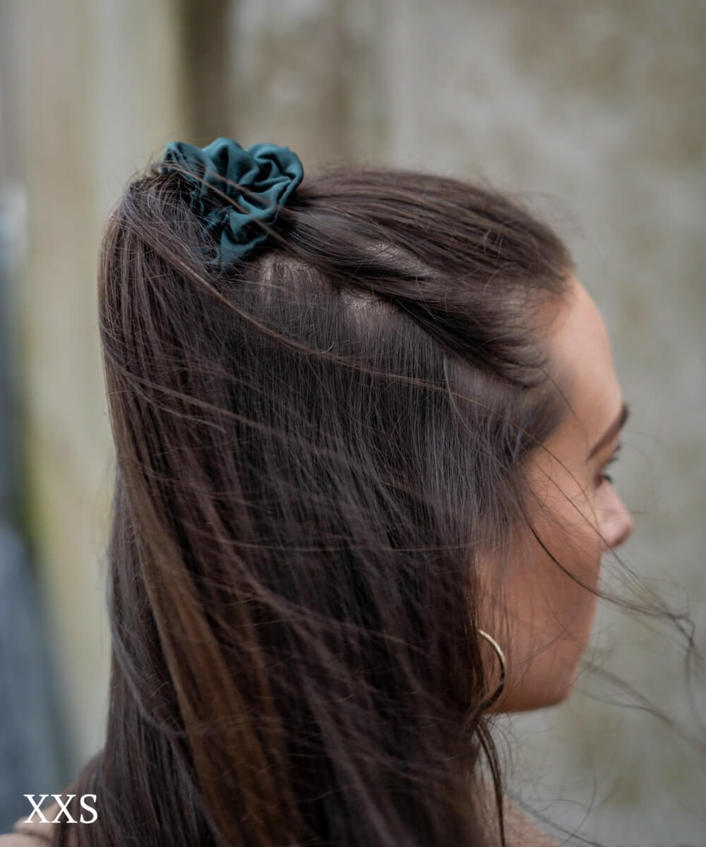 CLAIRE - Satin Scrunchie | Smaragd - Fizz & Femme