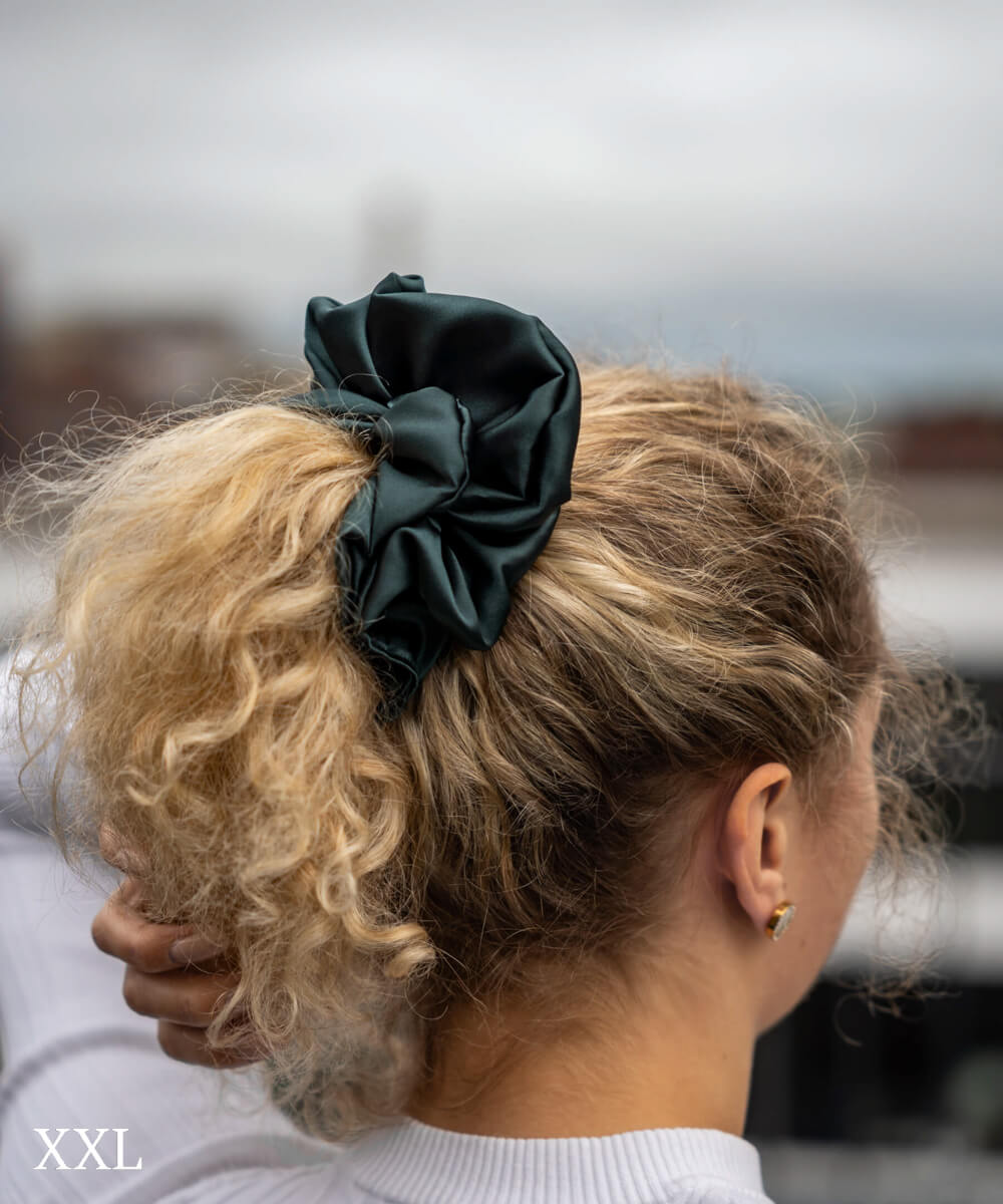 CLAIRE - Satin Scrunchie | Smaragd - Fizz & Femme