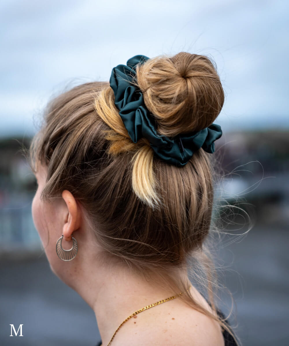 CLAIRE - Satin Scrunchie | Smaragd - Fizz & Femme