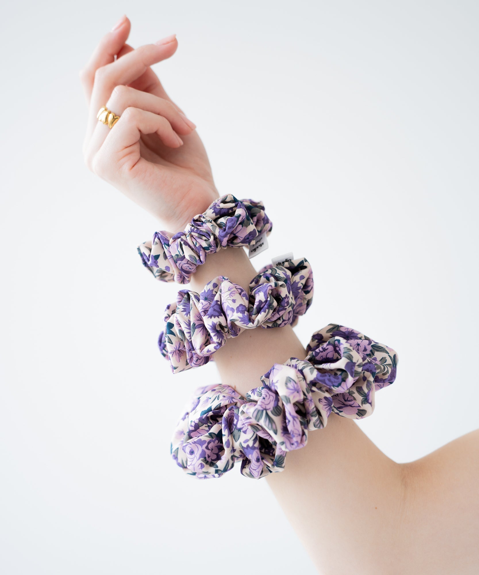 Aubrey - Scrunchie mit Blümchenmuster - Lila - Studio Chéri
