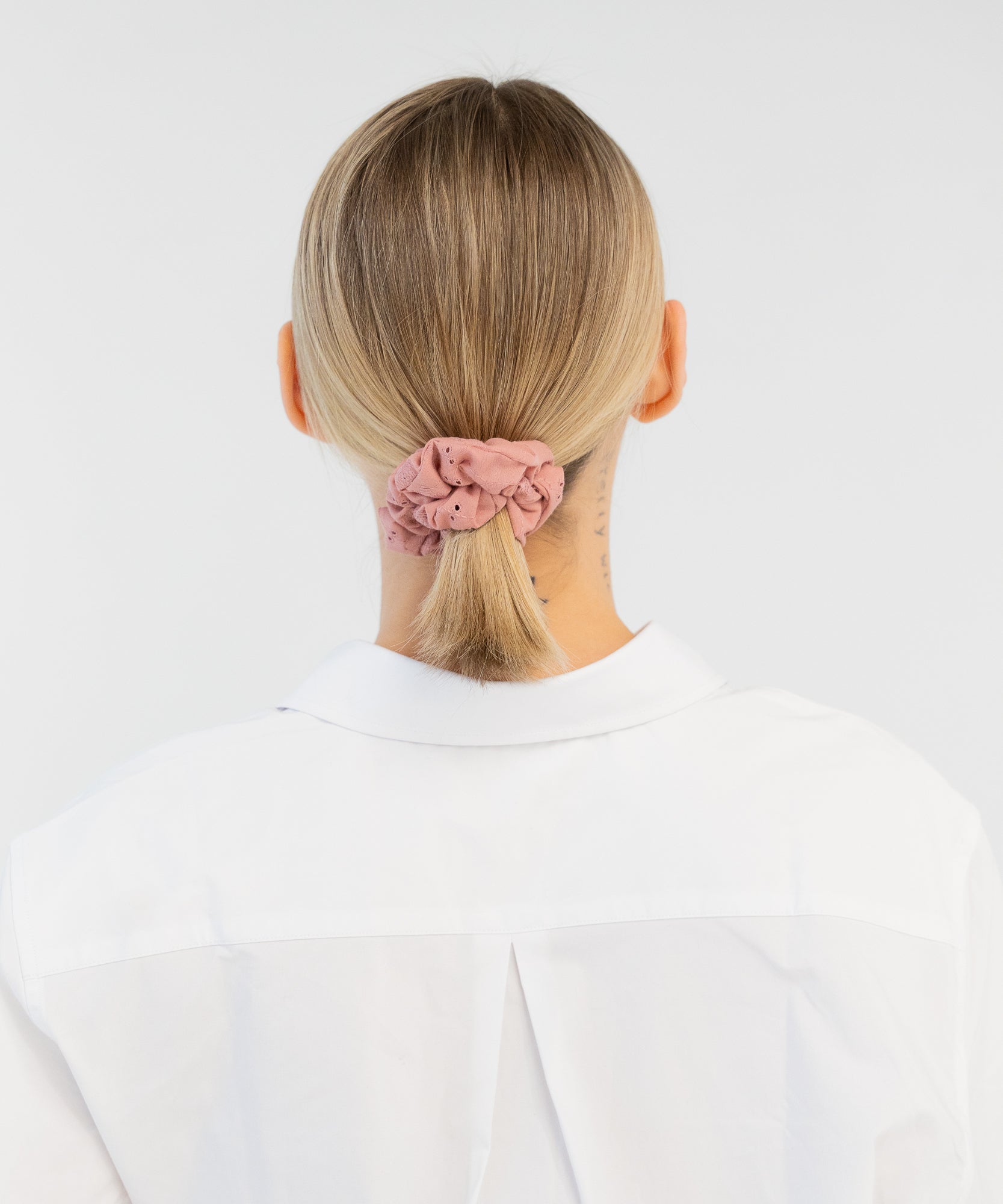 BELLE - Scrunchie mit Stickerei - Rosa - Studio Chéri