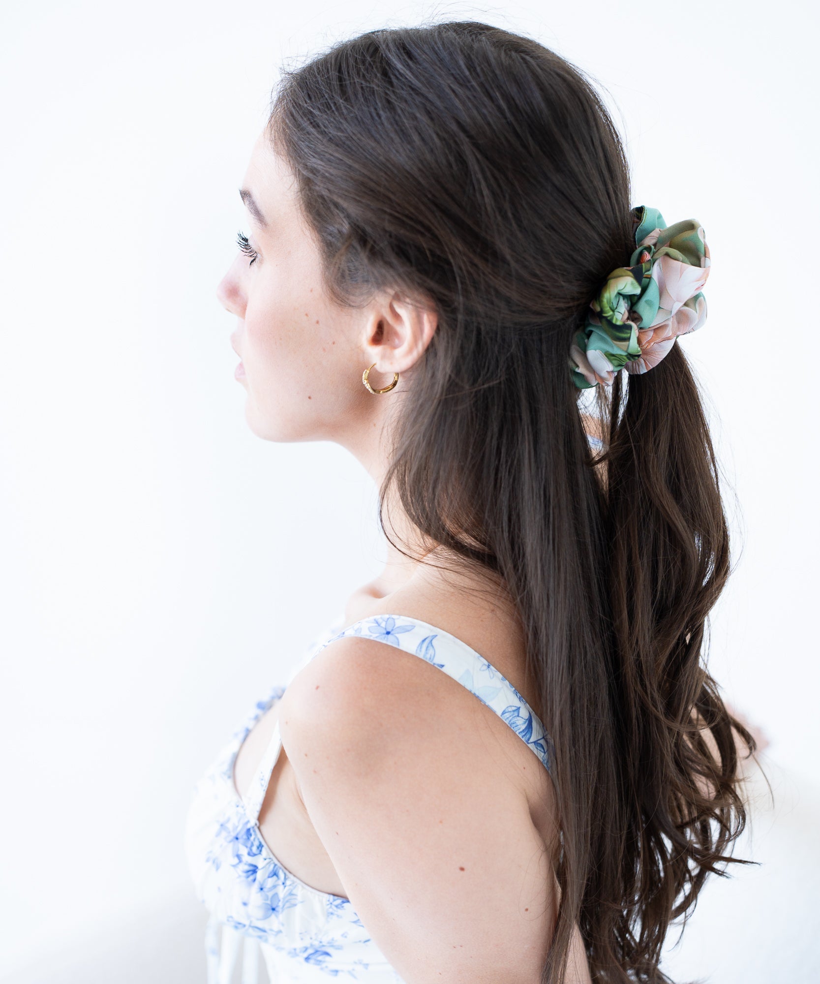 Blooming Hours - Scrunchie mit Blümchen - GRÜN - Studio Chéri