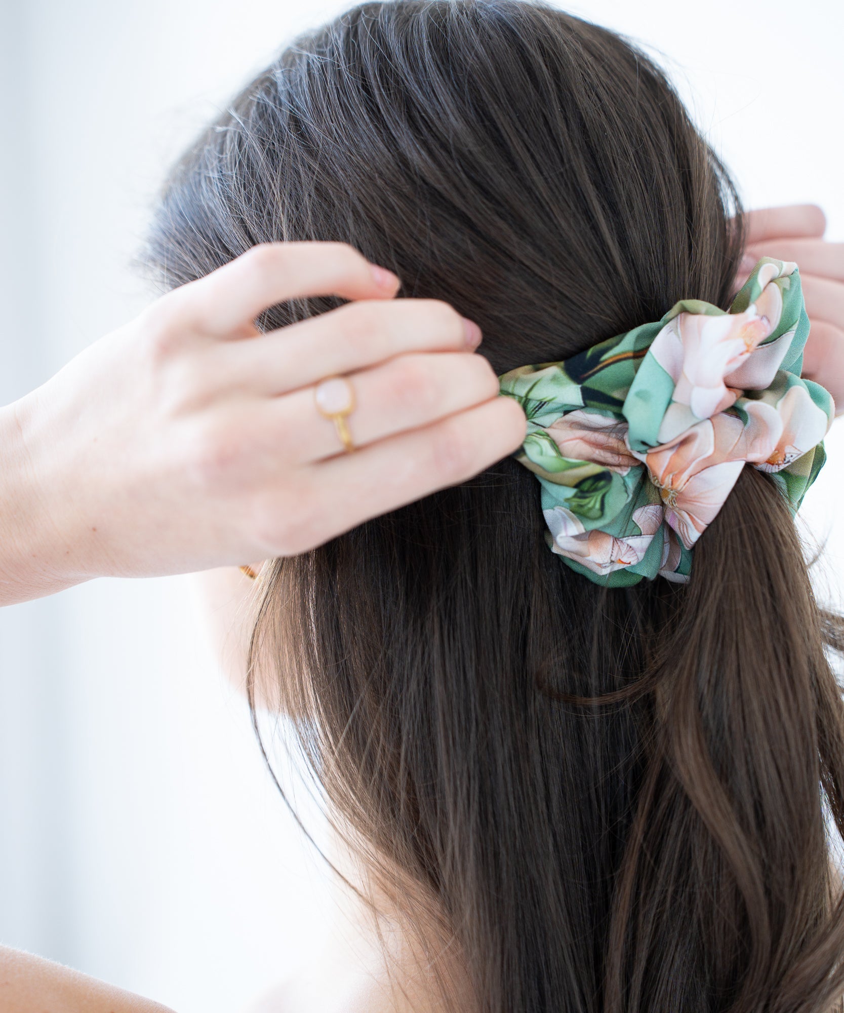 Blooming Hours - Scrunchie mit Blümchen - GRÜN - Studio Chéri