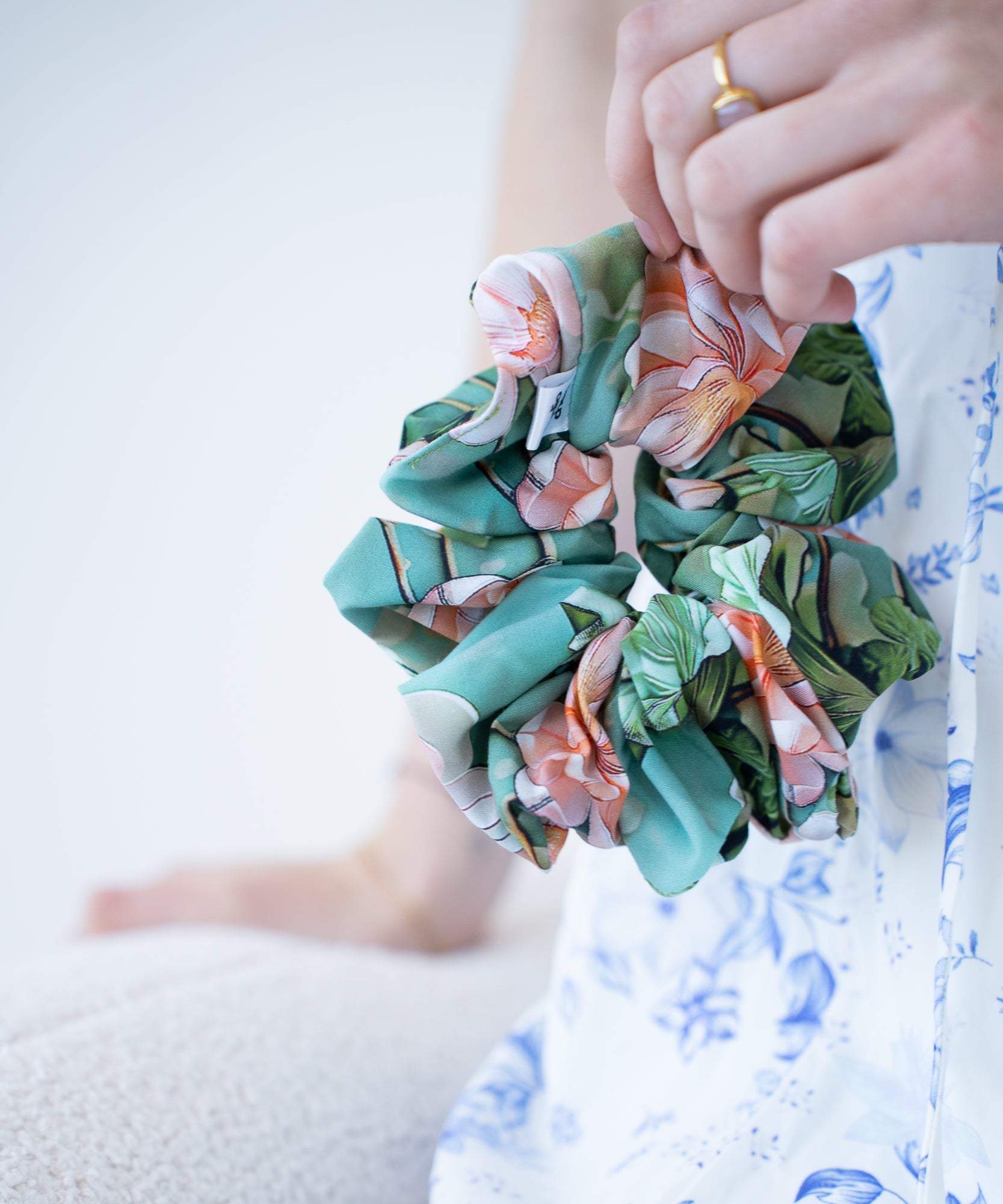 Blooming Hours - Scrunchie mit Blümchen - GRÜN - Studio Chéri