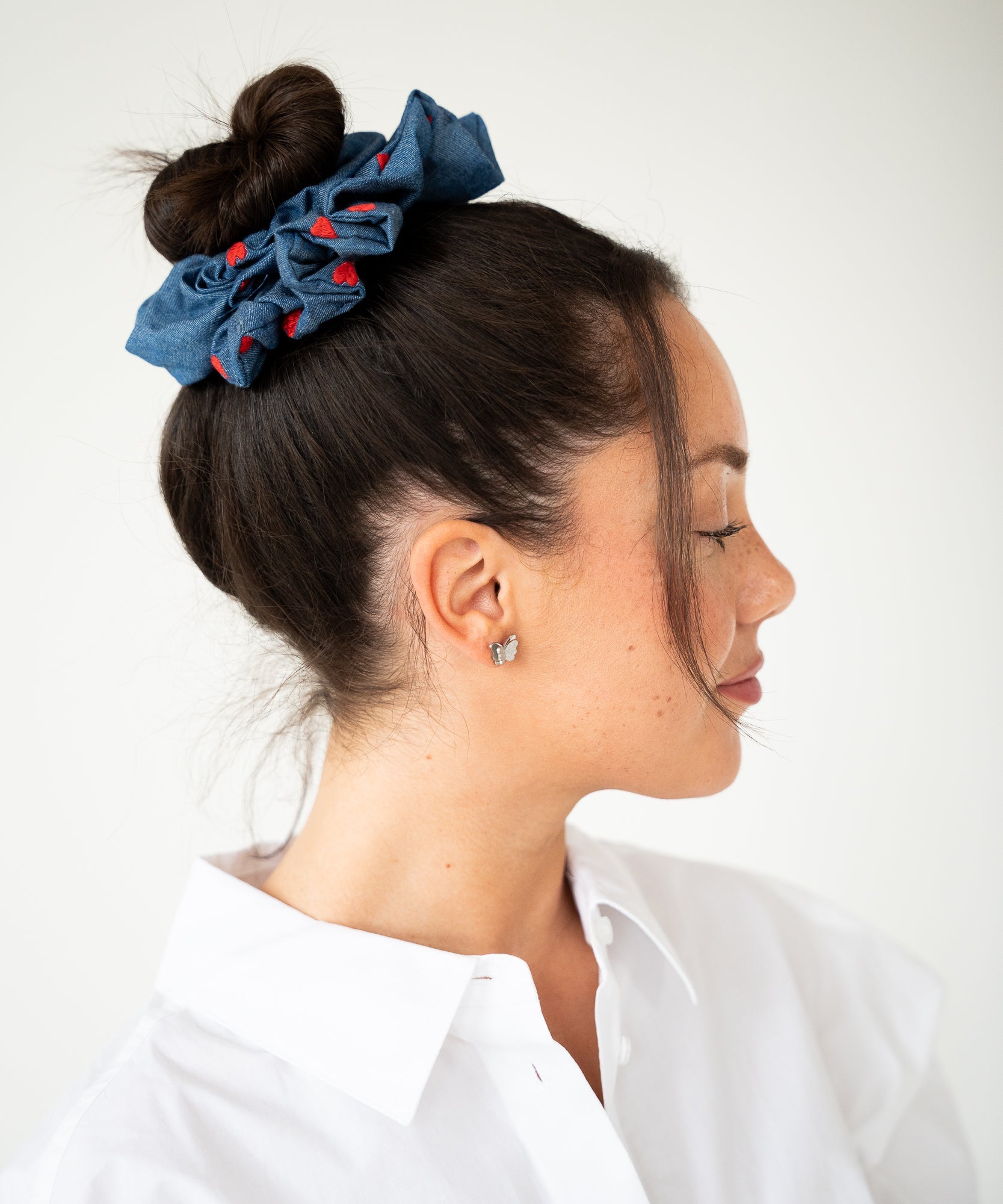 Capri Love - Jeans Scrunchie mit Herzen - Blau - Studio Chéri
