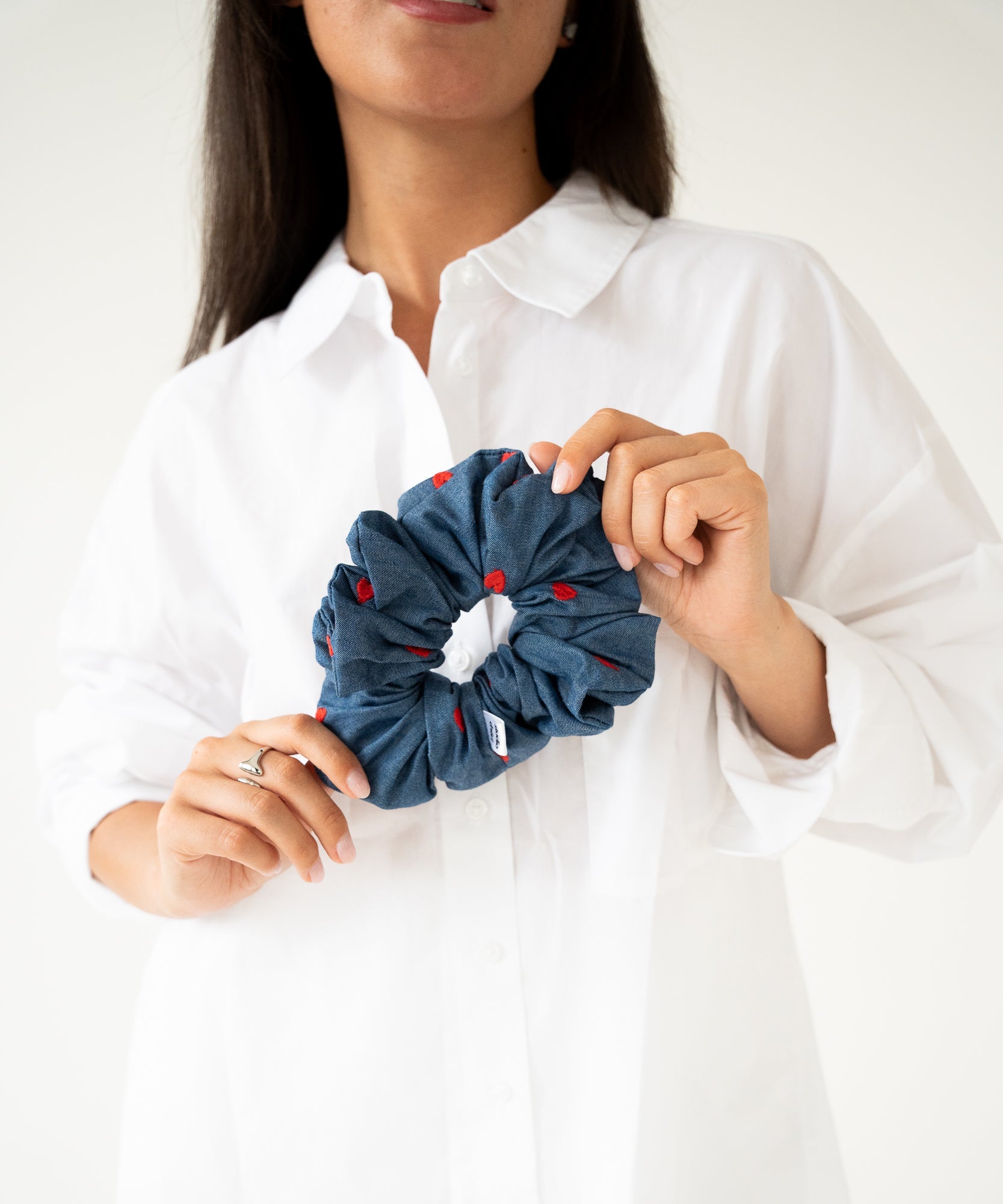 Capri Love - Jeans Scrunchie mit Herzen - Blau - Studio Chéri