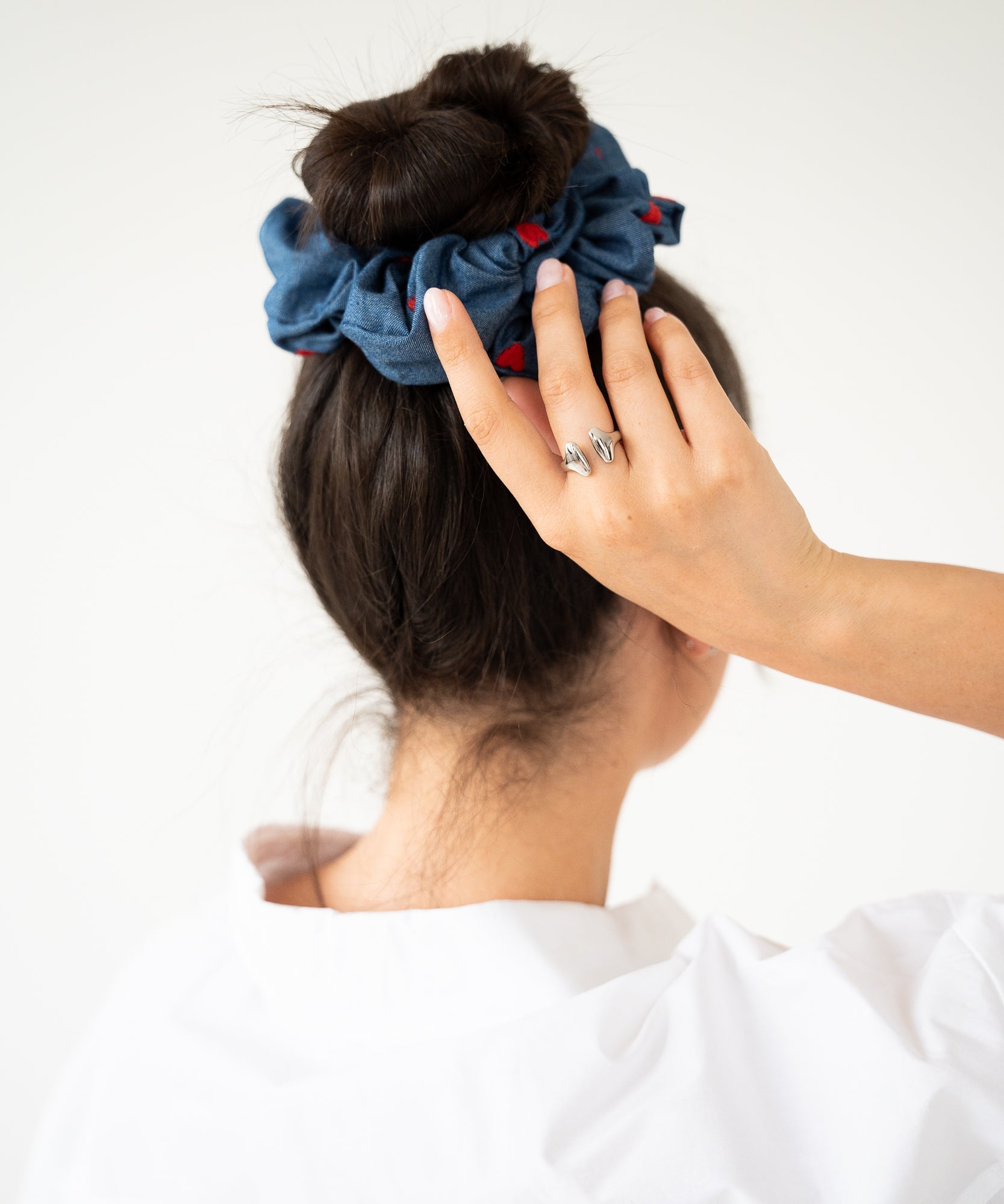 Capri Love - Jeans Scrunchie mit Herzen - Blau - Studio Chéri