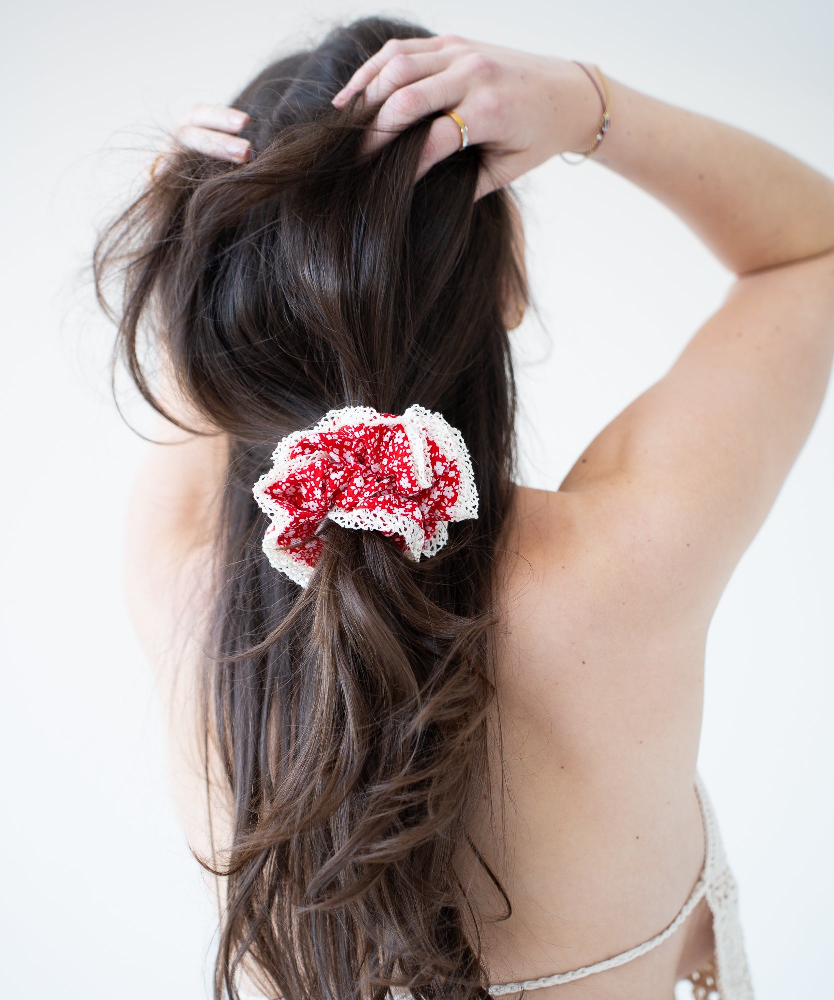 Chéri Night - Scrunchie mit Spitzenrand - rot - Studio Chéri