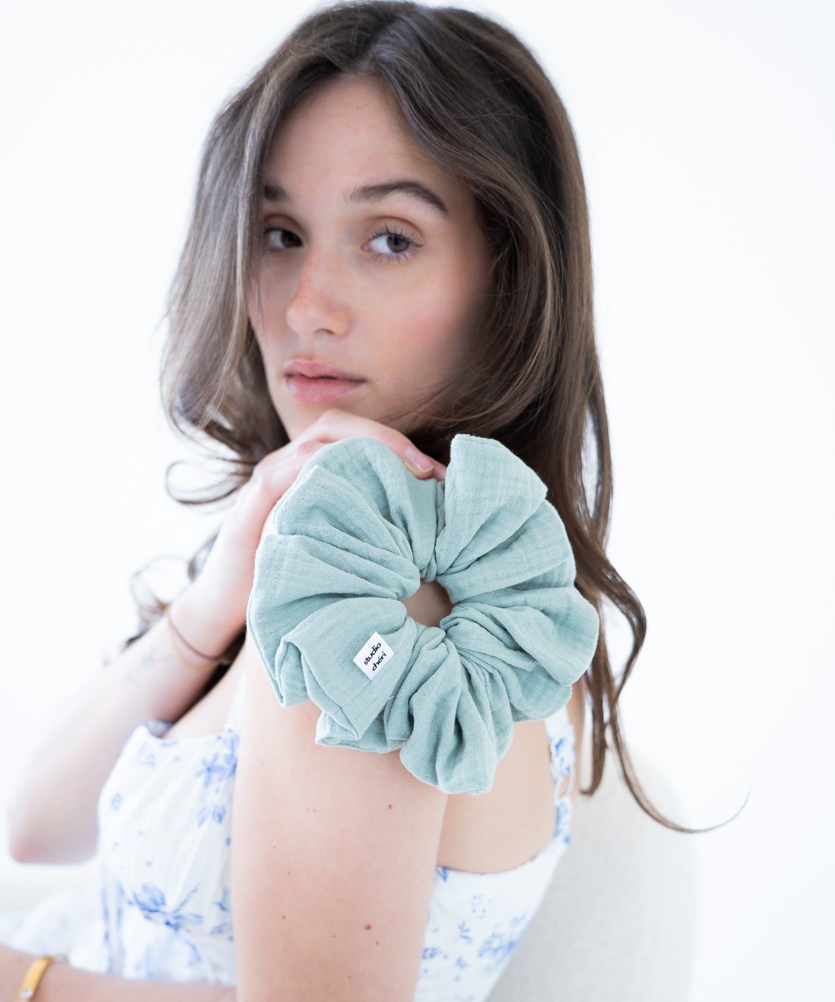 Ella - Musselin Scrunchie Sage - grün - Studio Chéri