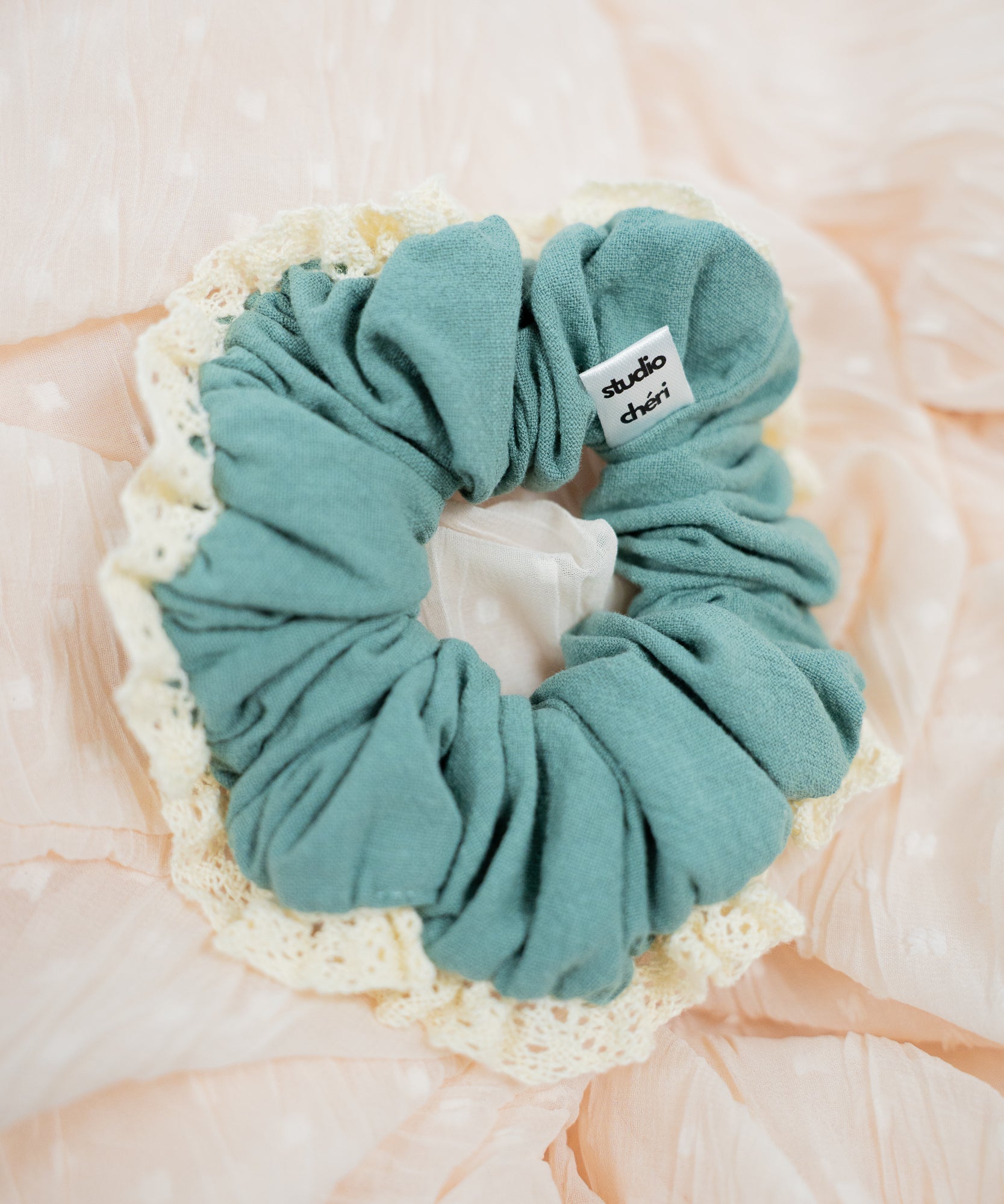 ÉLYSÉE - Scrunchie mit Spitzenrand - Weiß/Blau - Studio Chéri