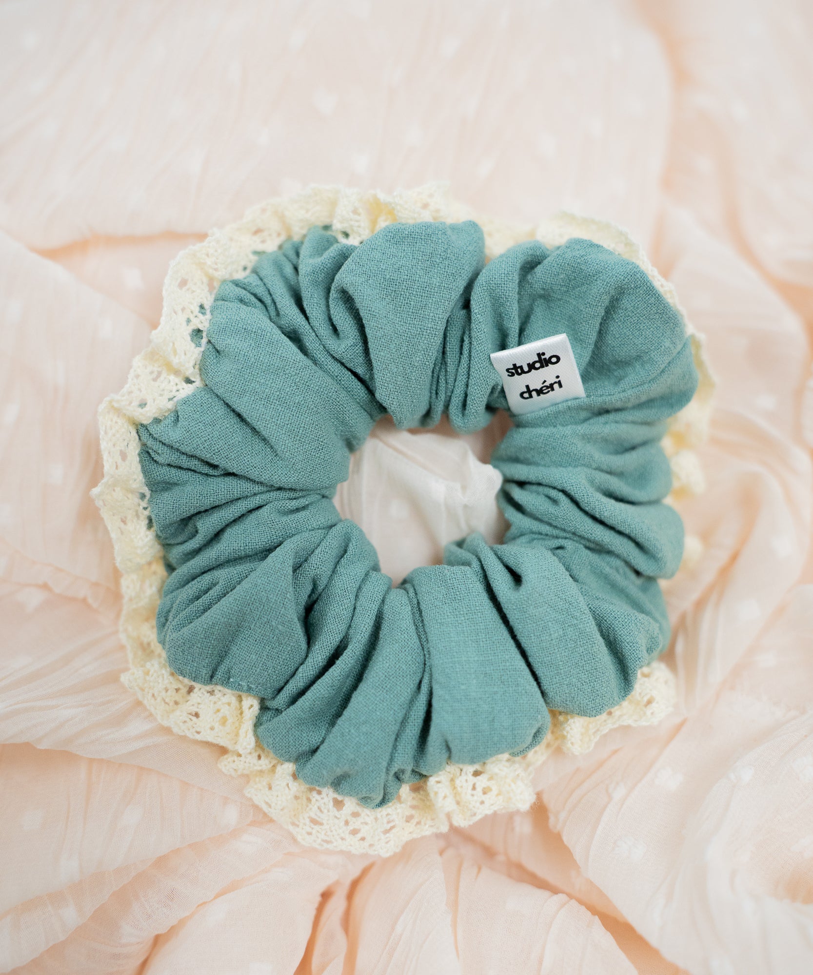 ÉLYSÉE - Scrunchie mit Spitzenrand - Weiß/Blau - Studio Chéri