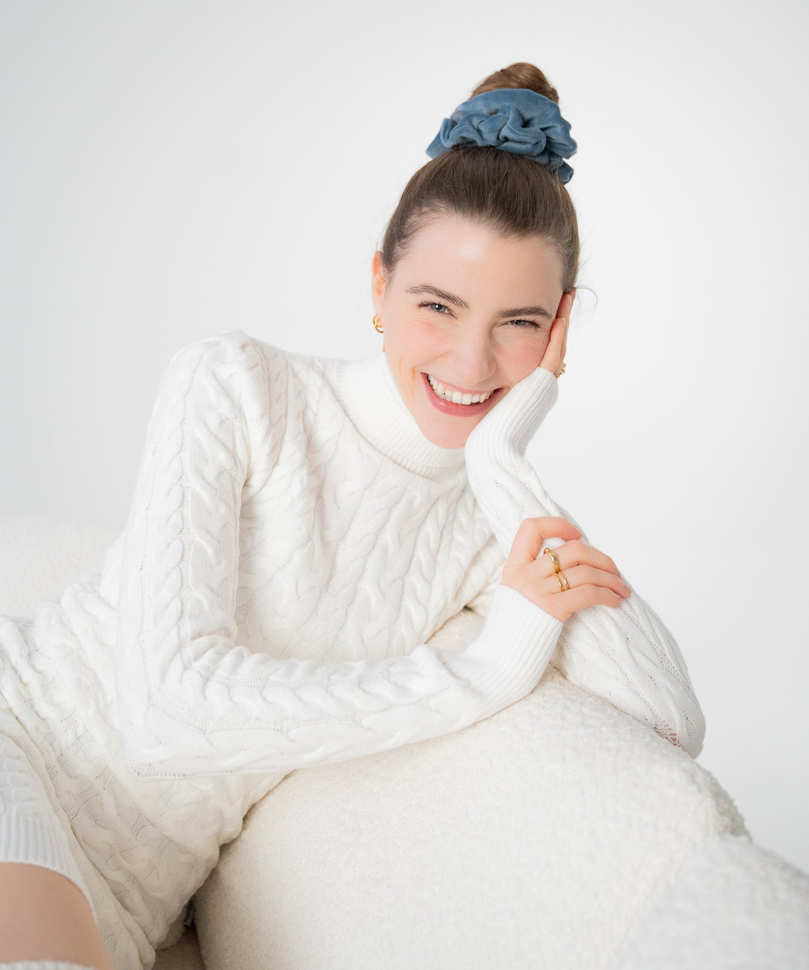 FLUFFY BLUE - Samt Scrunchie - Blau - Studio Chéri