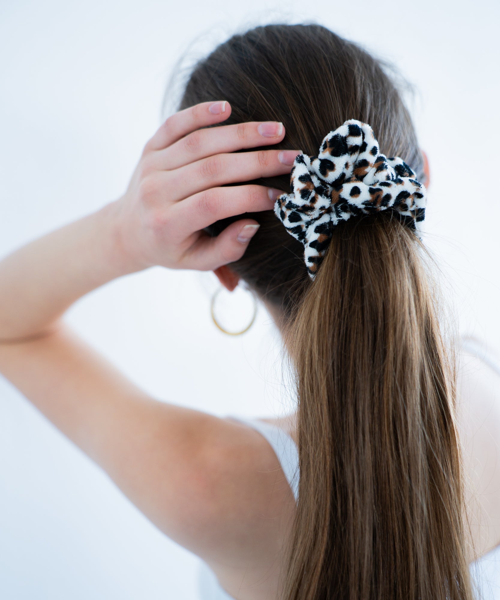 Fluffy Leo - Samt Scrunchie - Braun - Studio Chéri