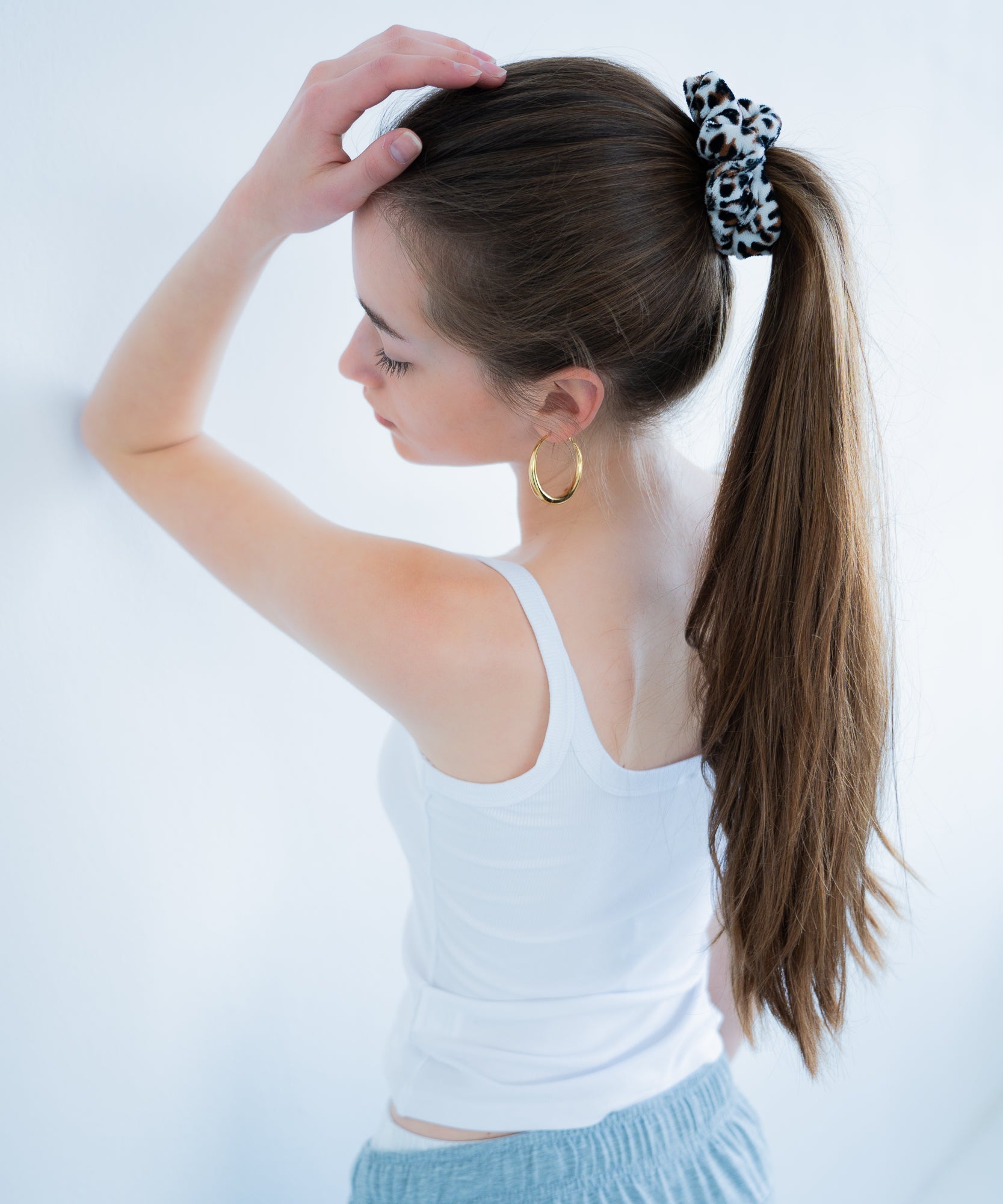 Fluffy Leo - Samt Scrunchie - Braun - Studio Chéri