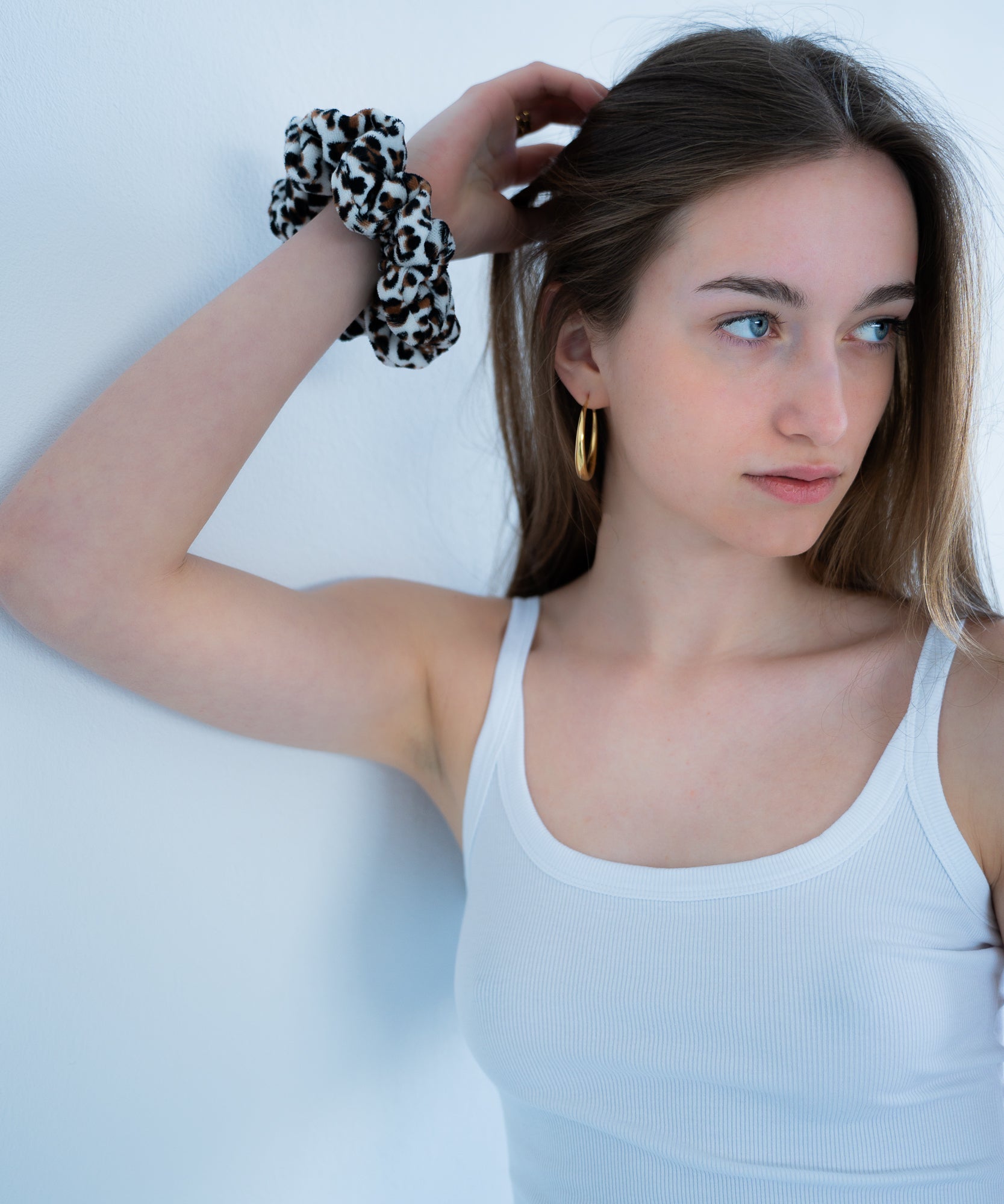 Fluffy Leo - Samt Scrunchie - Braun - Studio Chéri