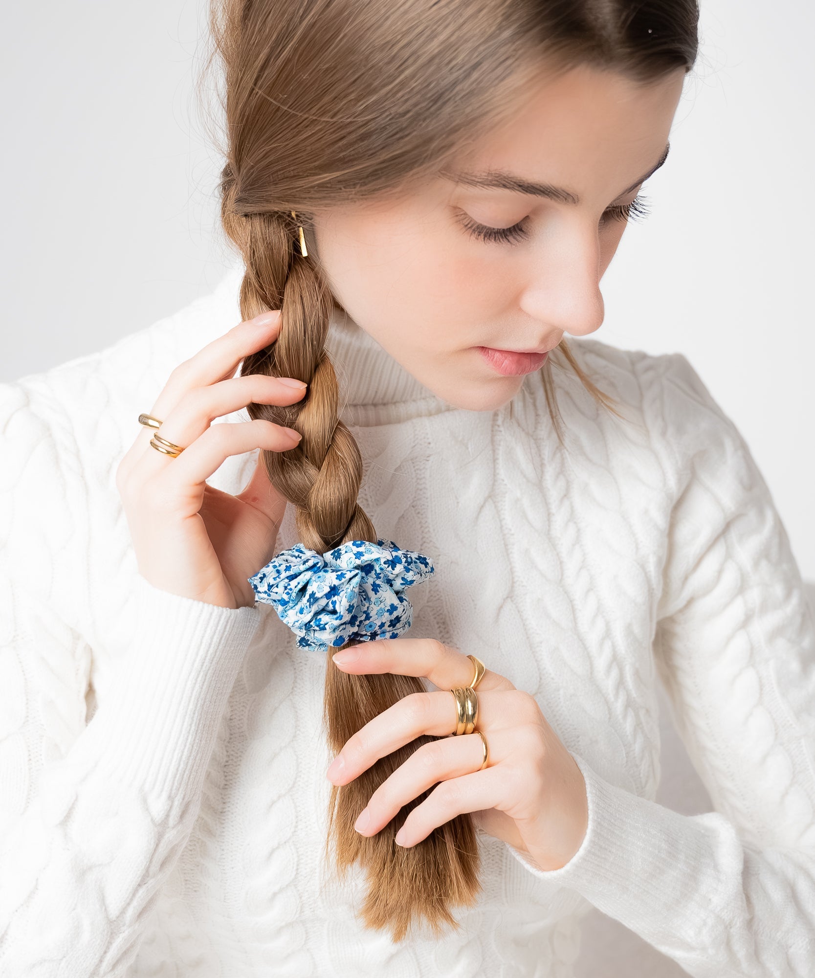 FROST BLOOM - Scrunchie mit Blümchenmuster - Blau - Studio Chéri