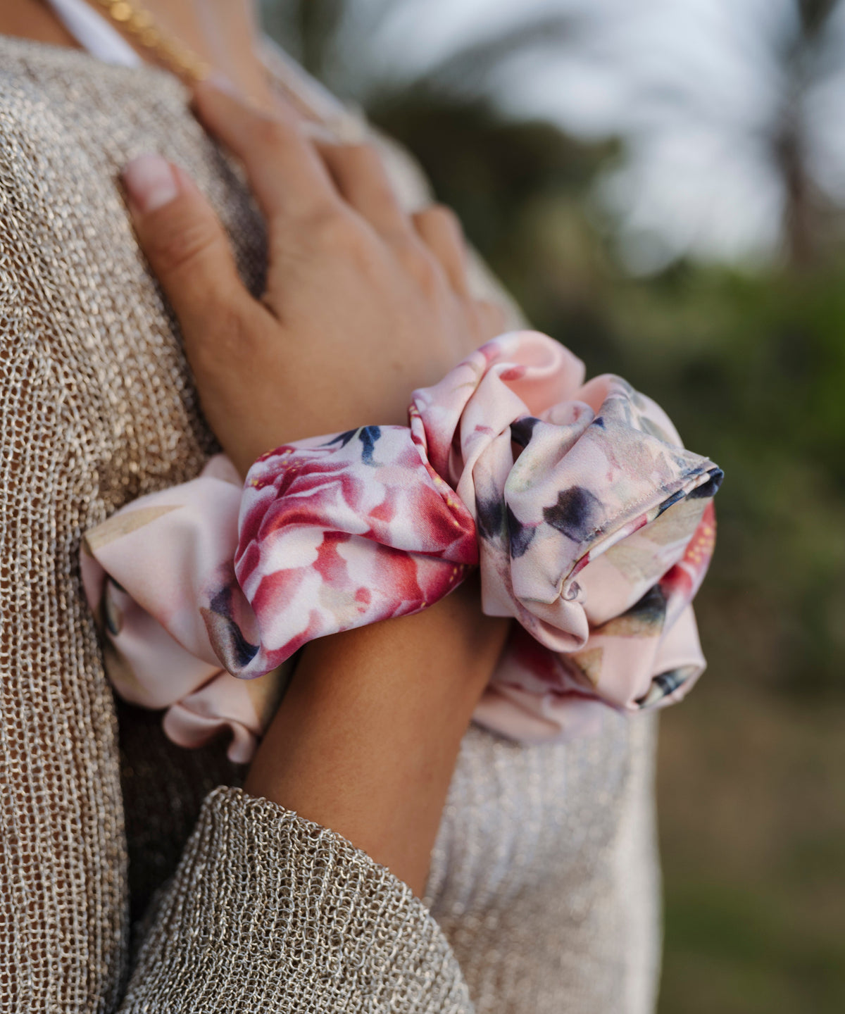 Giselle - Scrunchie aus Satin mit Blumen - rosa - Studio Chéri