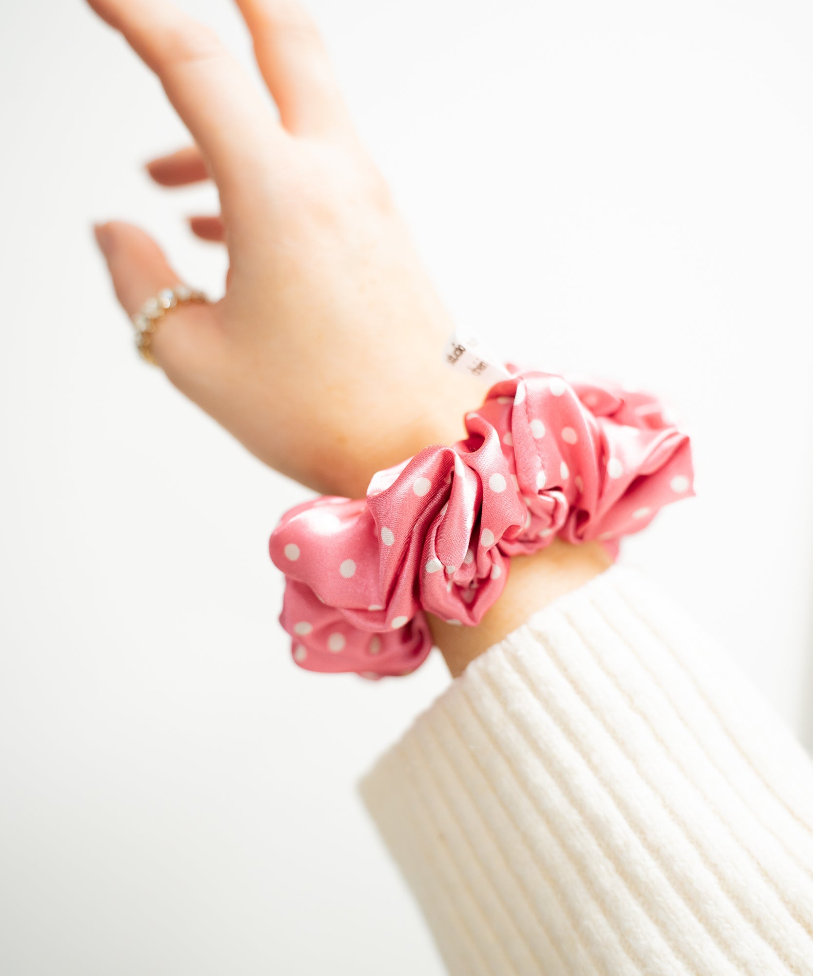 Giulia - Satin Scrunchie mit Punkten - Pink - Studio Chéri