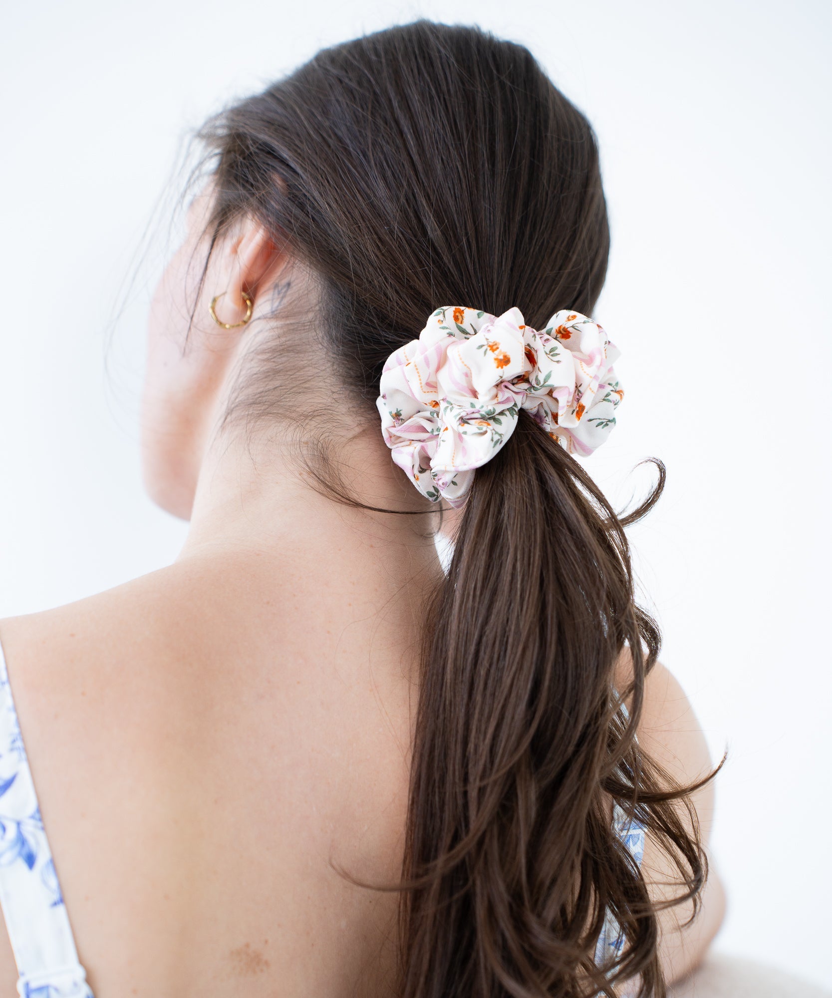Hollow - Scrunchie mit Blümchen - beige - Studio Chéri