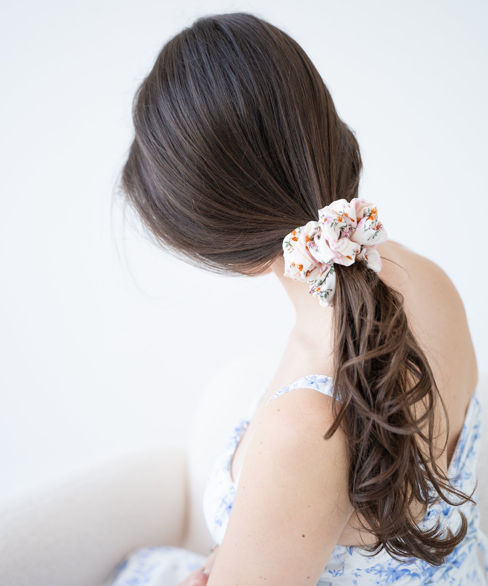 Hollow - Scrunchie mit Blümchen - beige - Studio Chéri