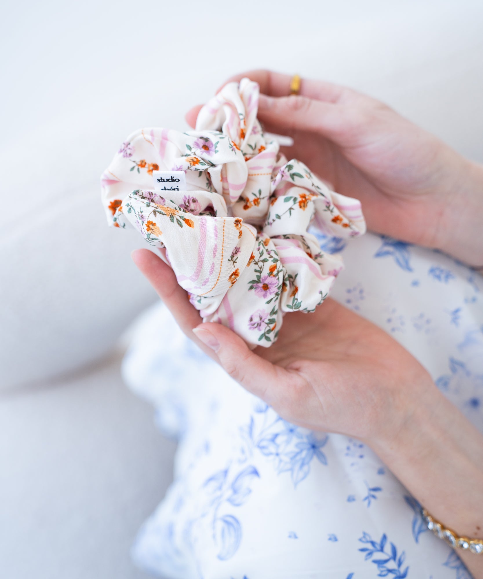 Hollow - Scrunchie mit Blümchen - beige - Studio Chéri