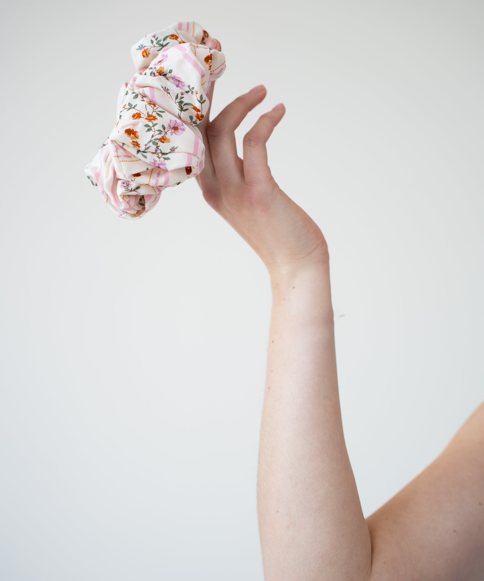 Hollow - Scrunchie mit Blümchen - beige - Studio Chéri