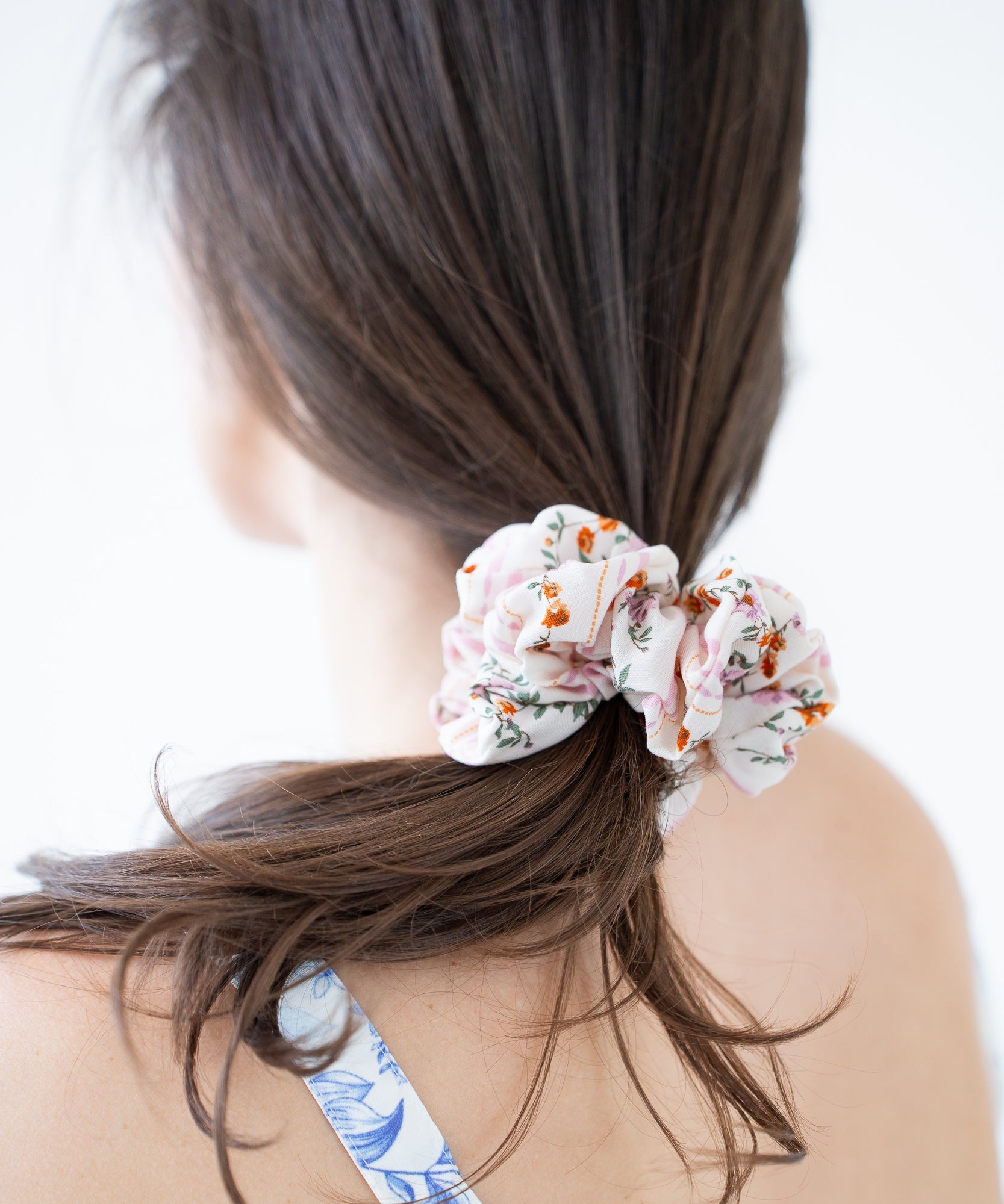 Hollow - Scrunchie mit Blümchen - beige - Studio Chéri