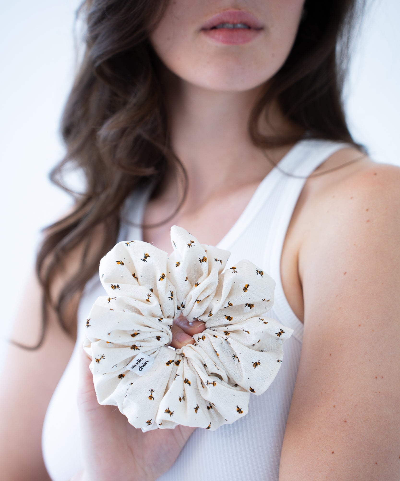 Honey Bee - Scrunchie mit Bienen - Beige - Studio Chéri